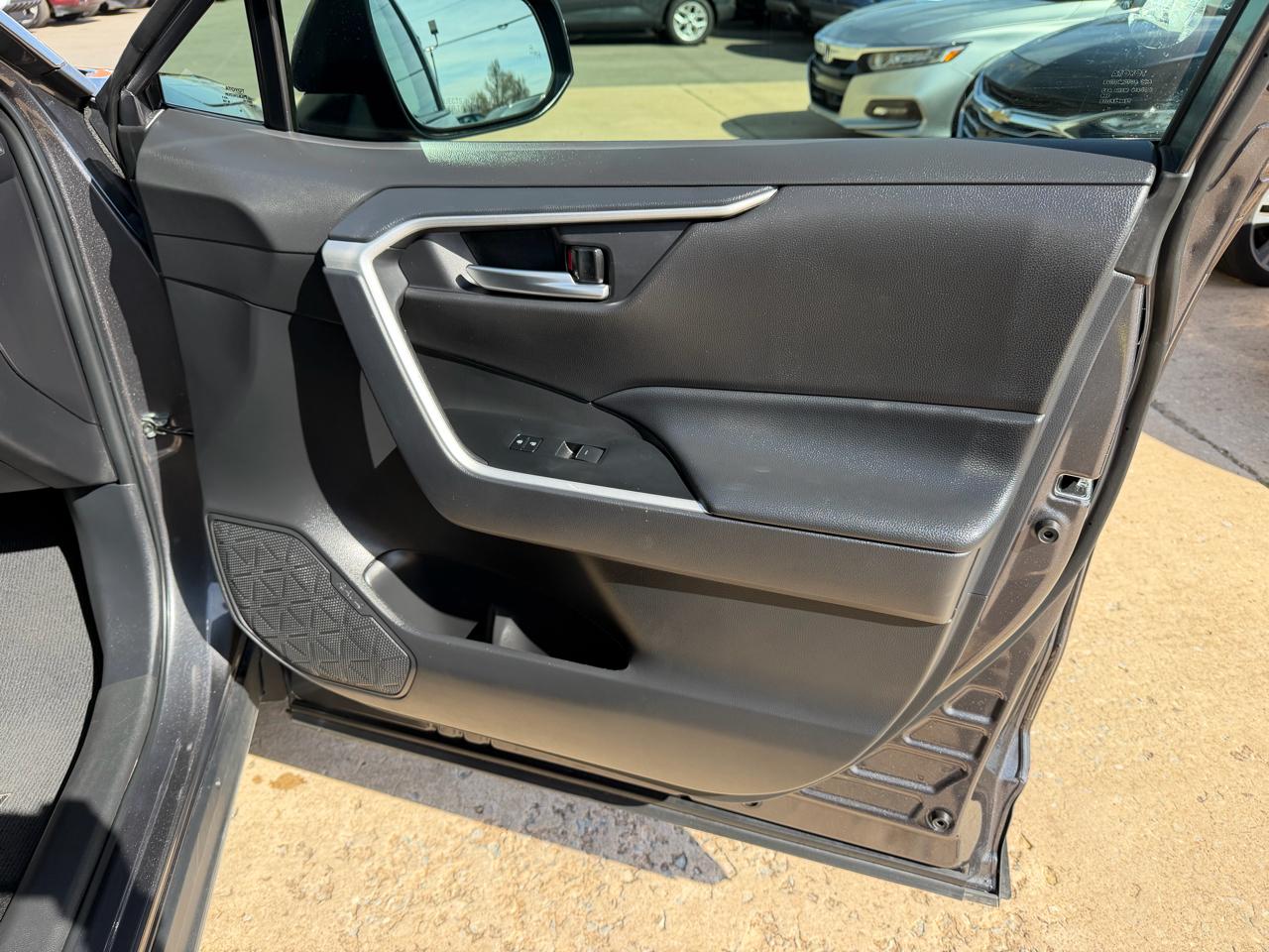 Toyota RAV4 XLE FWD (Natl) 2025