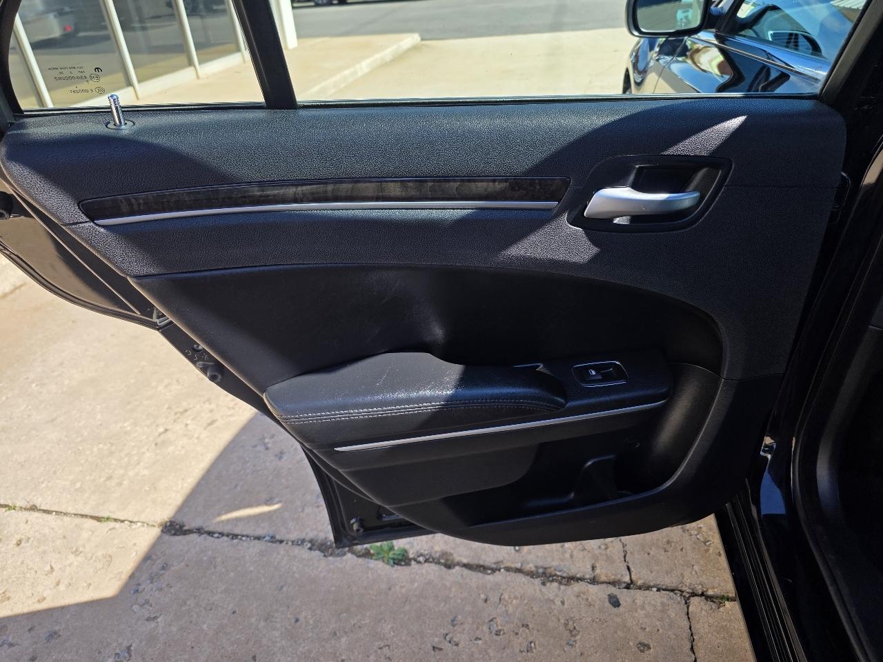 Chrysler 300 4dr Sdn 300C AWD 2013