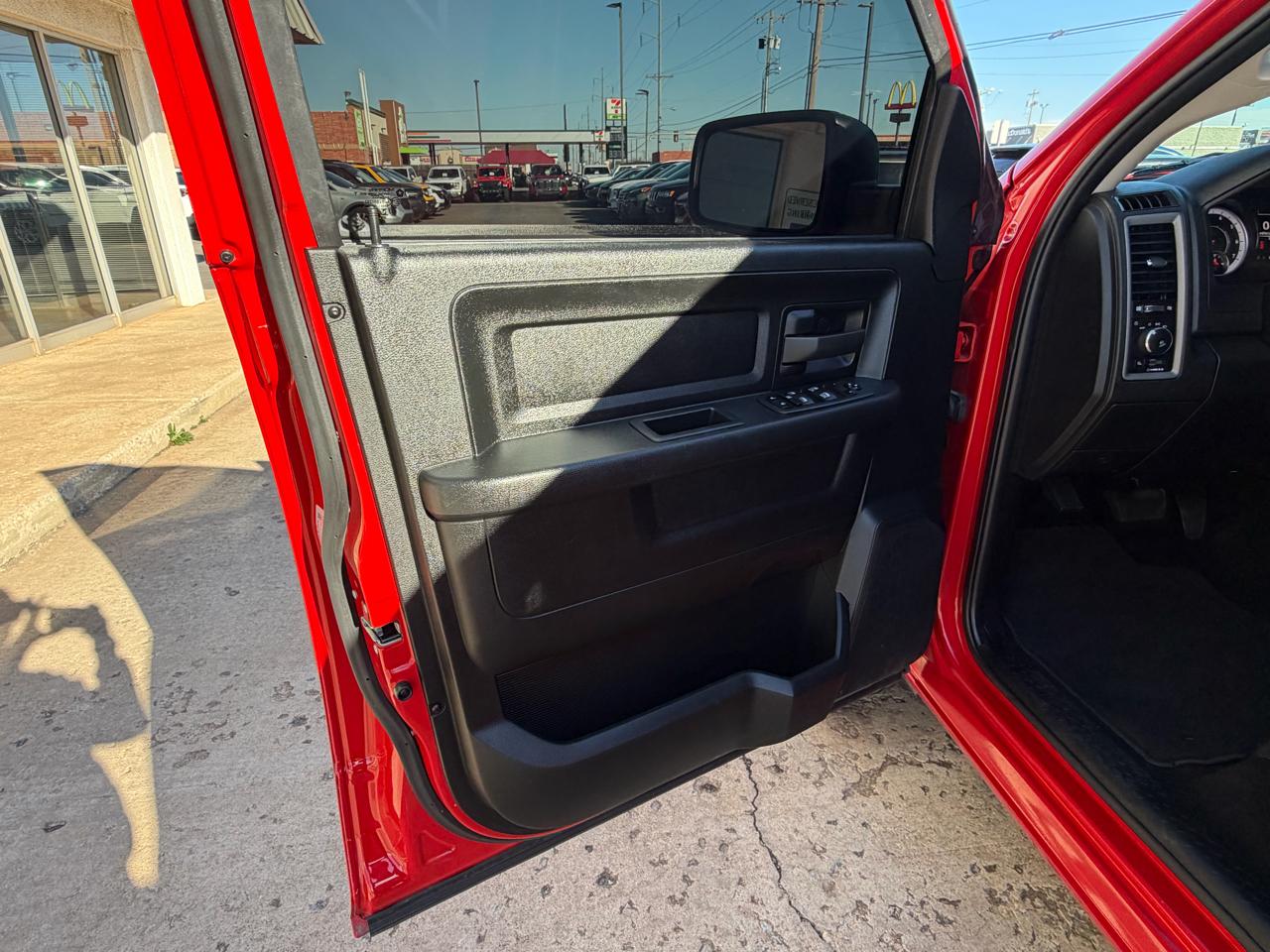 RAM 1500 Classic Tradesman 4x4 Crew Cab 5'7" Box 2023