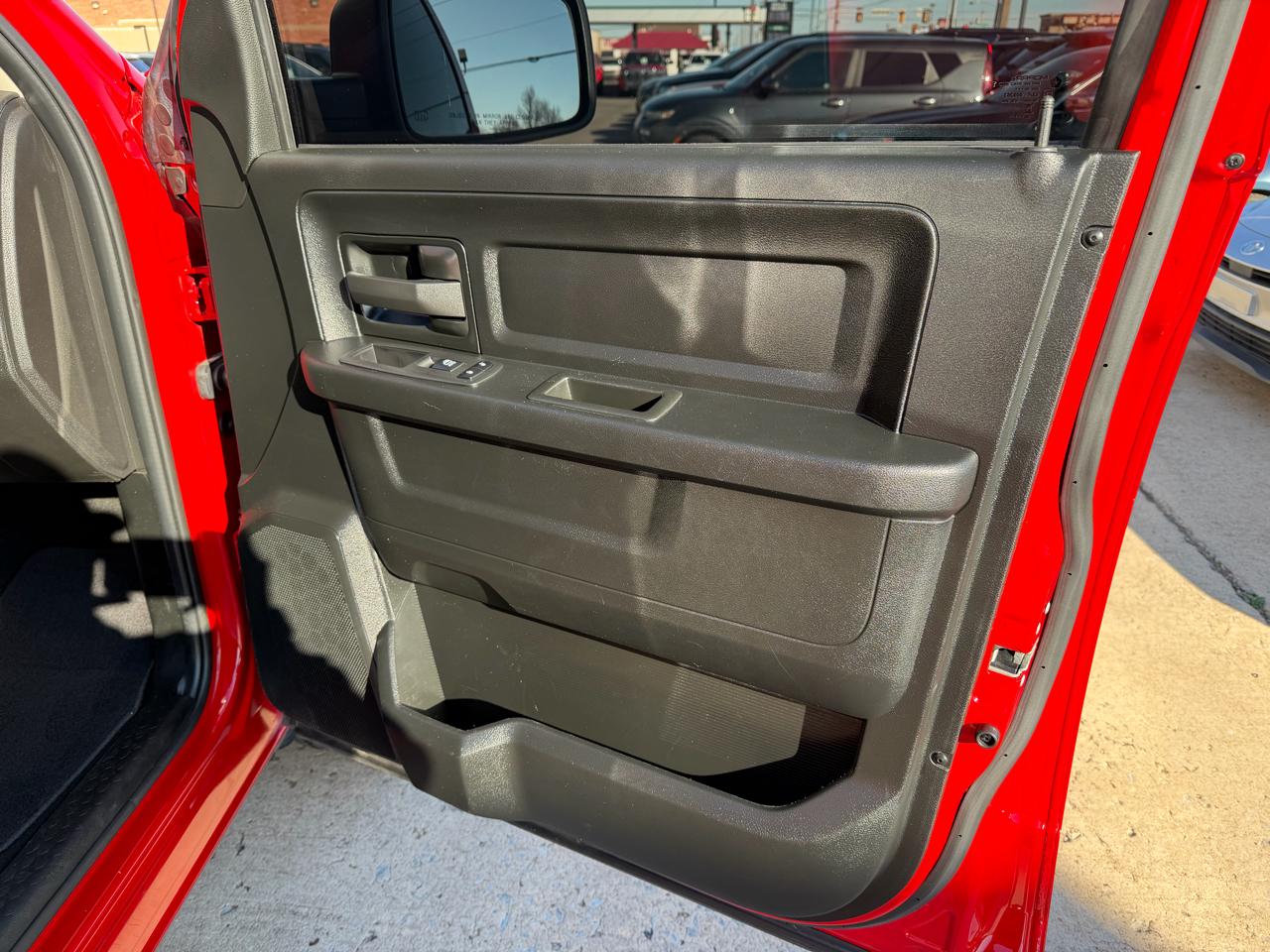 RAM 1500 Classic Tradesman 4x4 Crew Cab 5'7" Box 2023