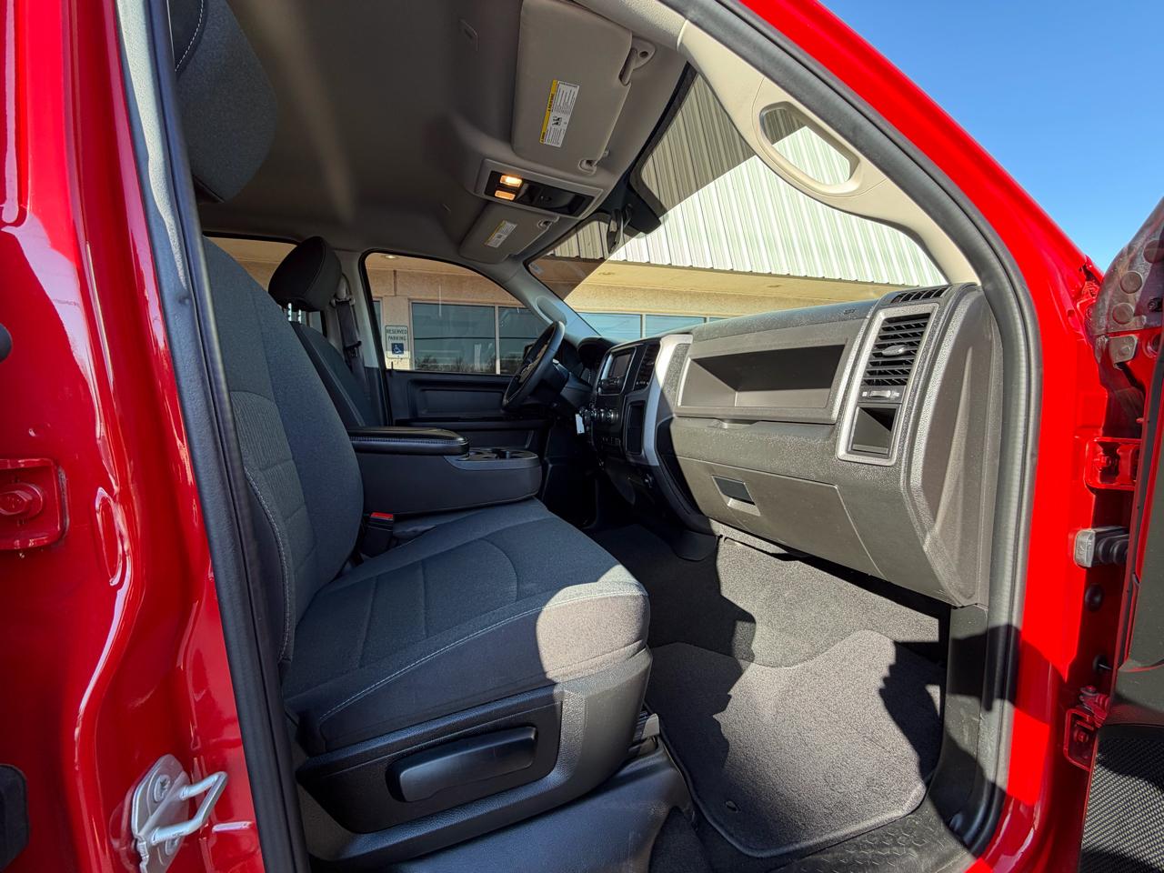 RAM 1500 Classic Tradesman 4x4 Crew Cab 5'7" Box 2023