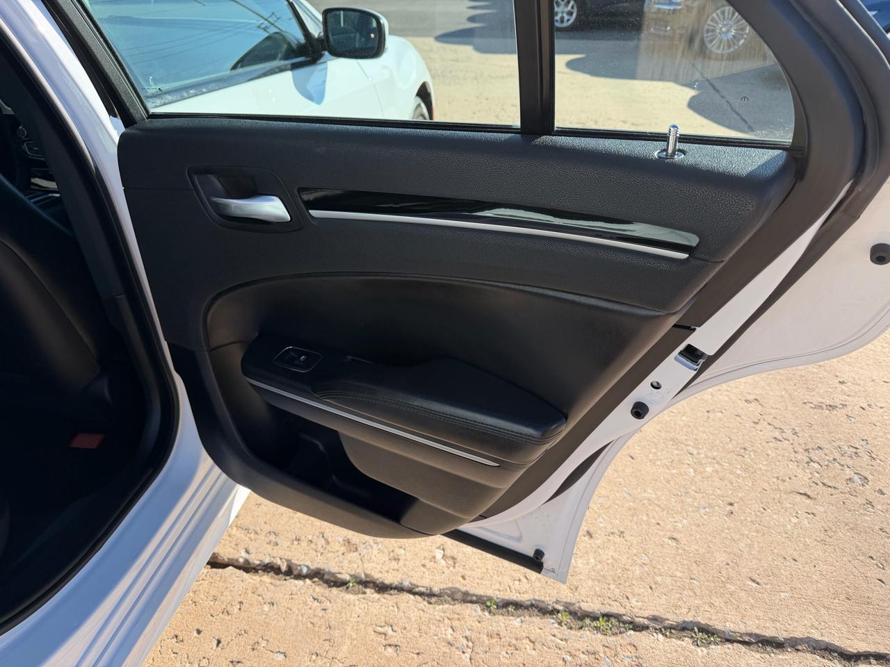 Chrysler 300 Touring L RWD 2023