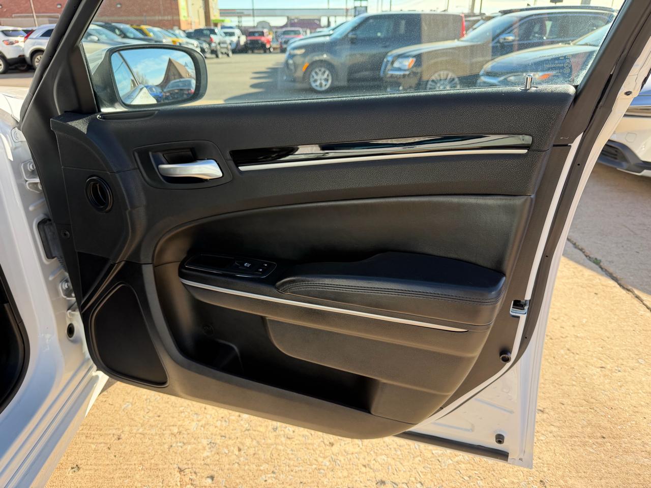 Chrysler 300 Touring L RWD 2023