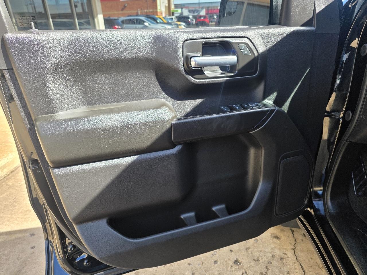 Chevrolet Silverado 1500 4WD Crew Cab 147" Custom 2024