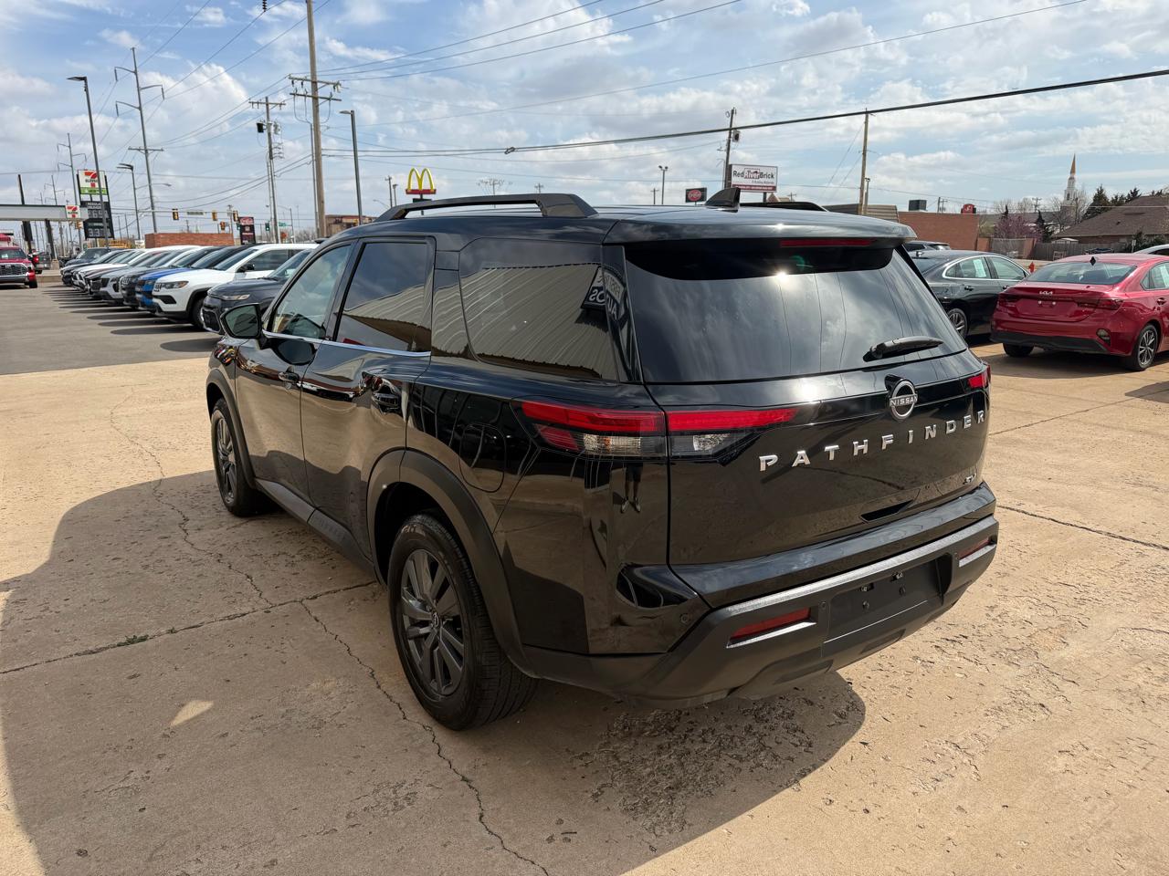 Nissan Pathfinder SV 2WD 2022