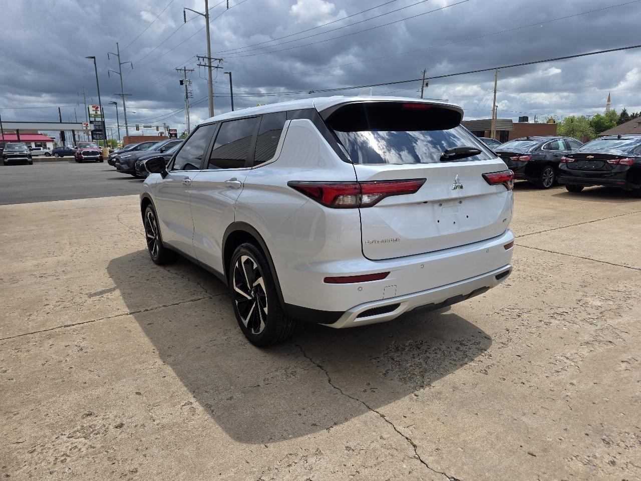 Mitsubishi Outlander SE FWD 2023