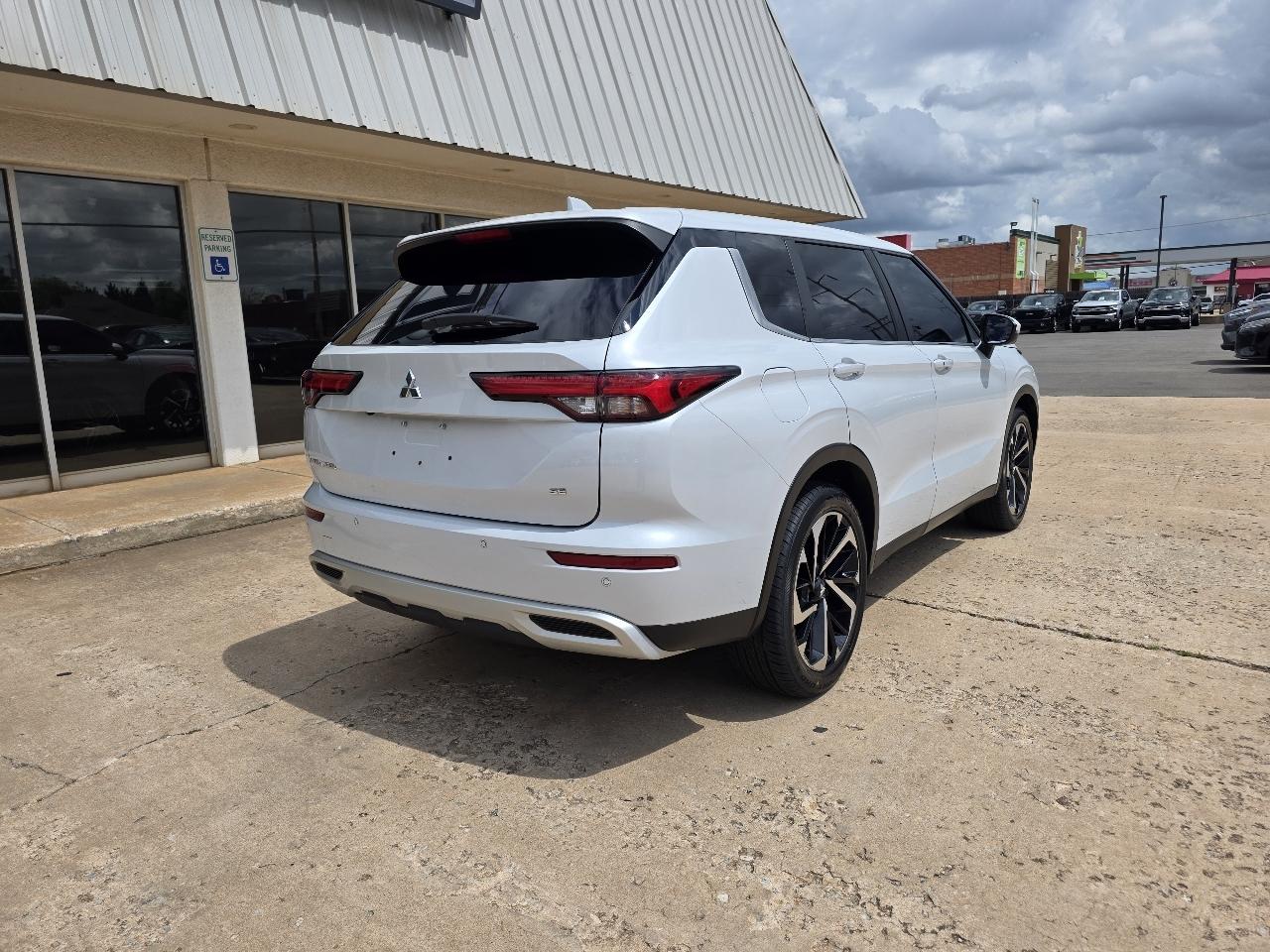 Mitsubishi Outlander SE FWD 2023