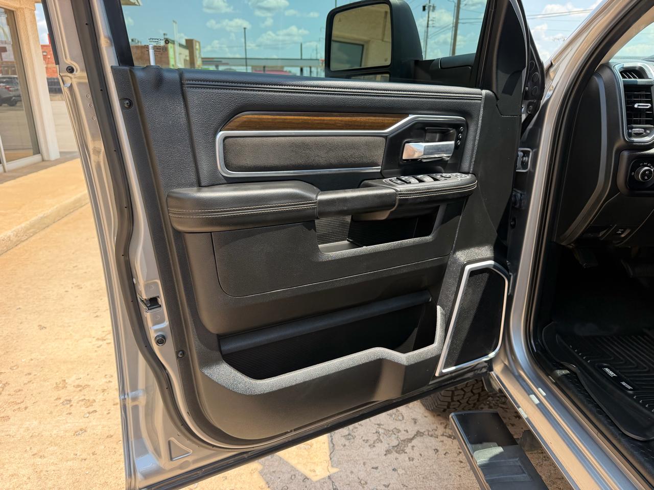 RAM 3500 Laramie 4x4 Crew Cab 8' Box 2023
