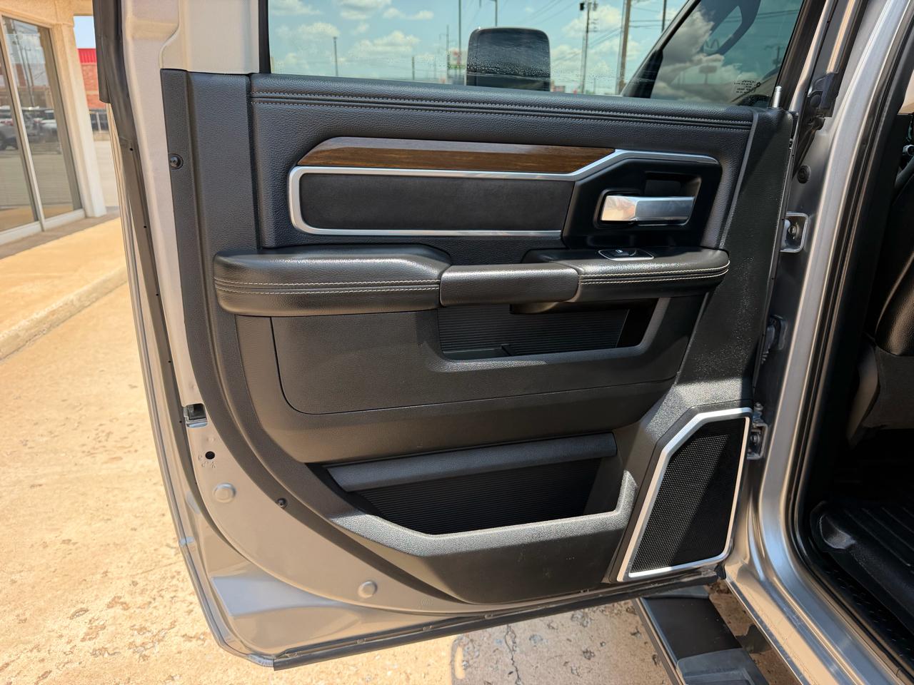 RAM 3500 Laramie 4x4 Crew Cab 8' Box 2023
