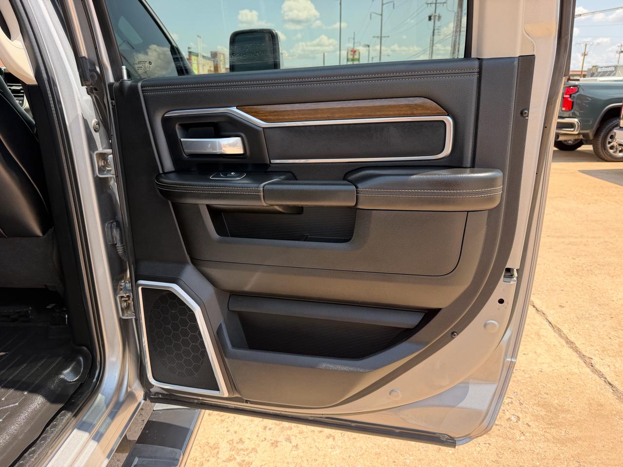 RAM 3500 Laramie 4x4 Crew Cab 8' Box 2023