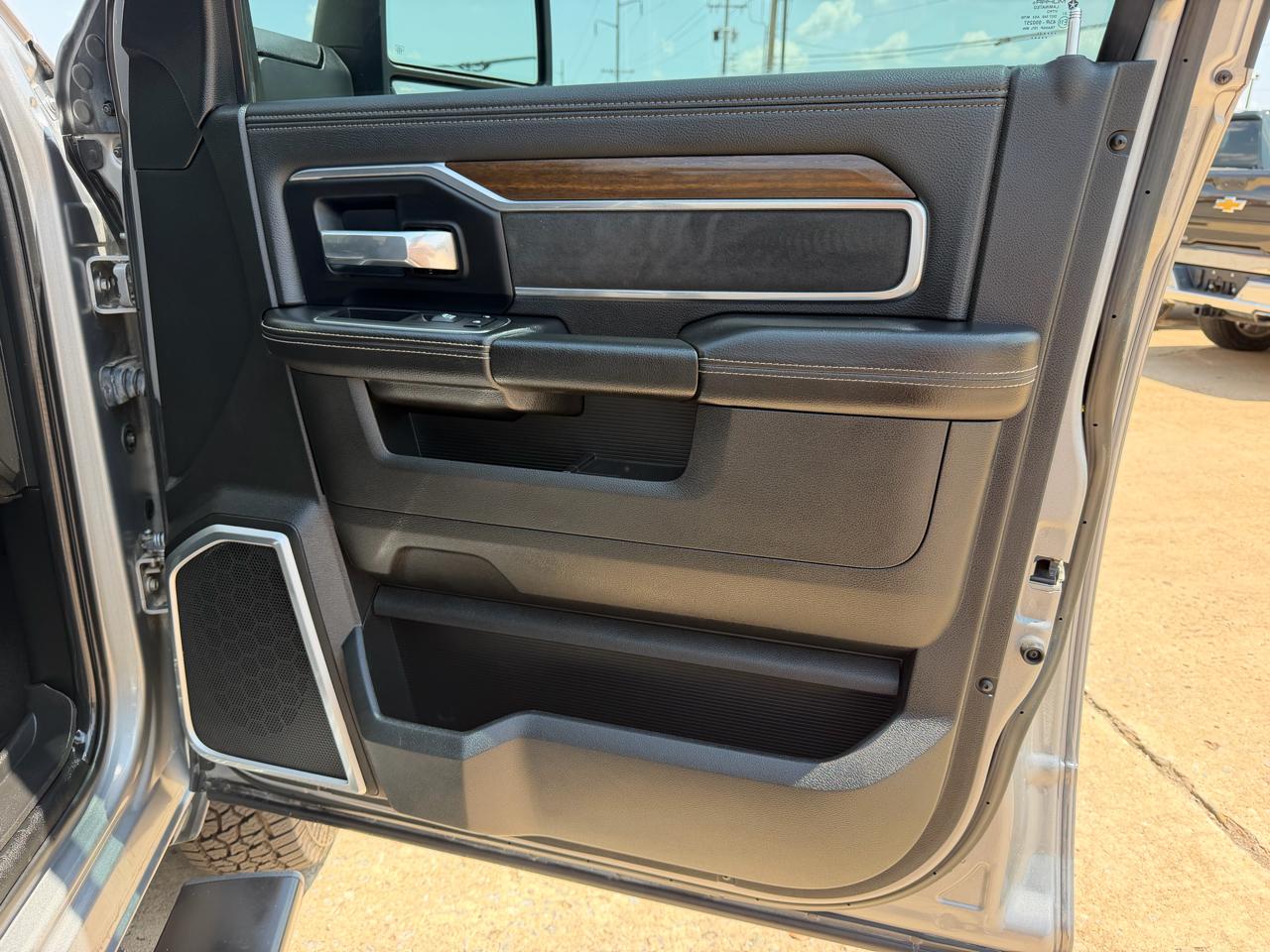 RAM 3500 Laramie 4x4 Crew Cab 8' Box 2023