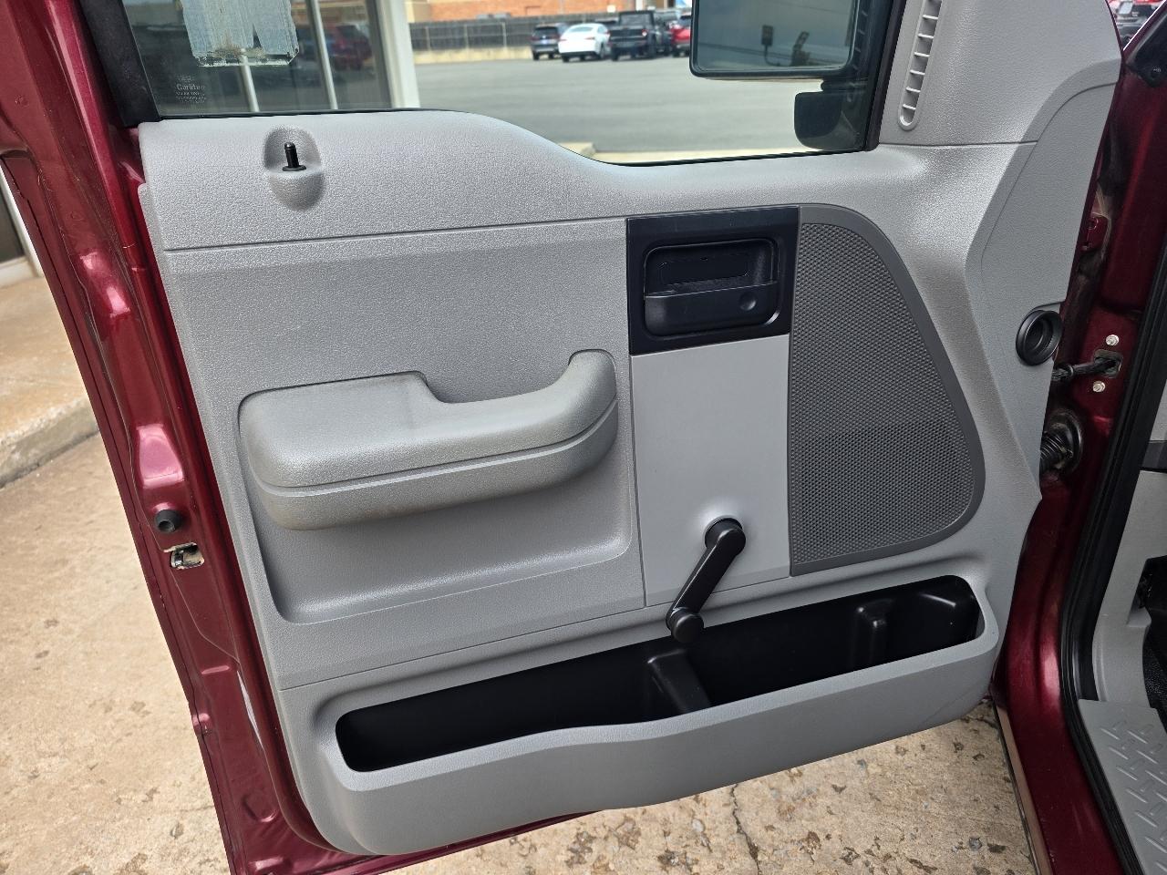 Ford F-150 Reg Cab 126" XLT 2006
