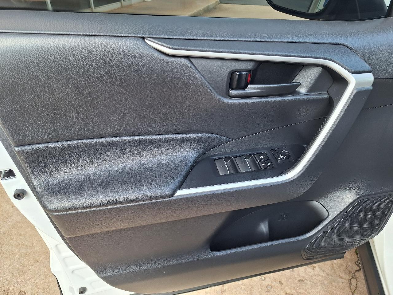 Toyota RAV4 Hybrid LE AWD (Natl) 2021