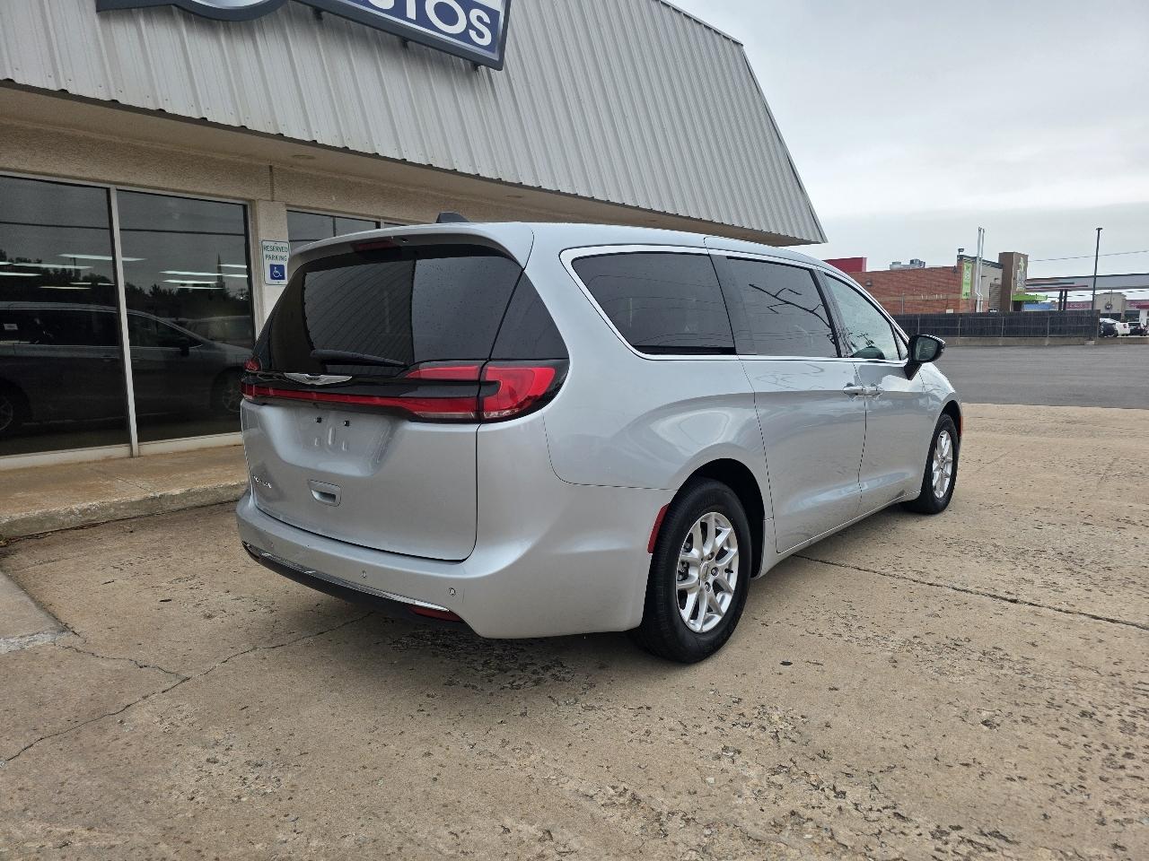 Chrysler Pacifica Touring L FWD 2024