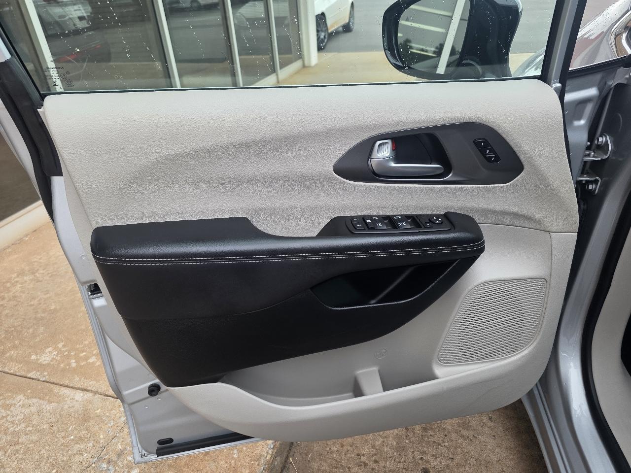 Chrysler Pacifica Touring L FWD 2024