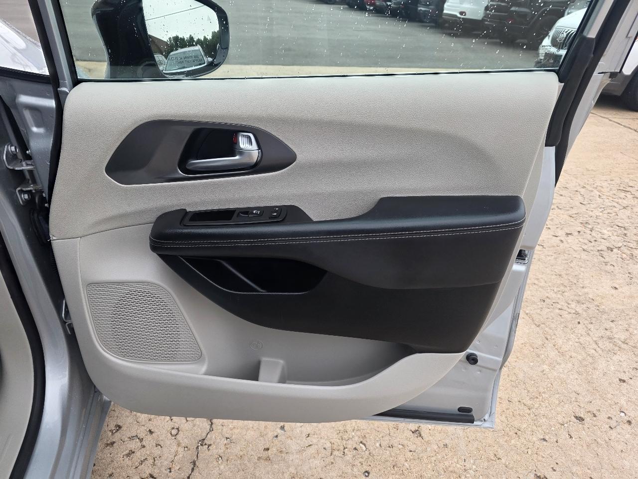 Chrysler Pacifica Touring L FWD 2024