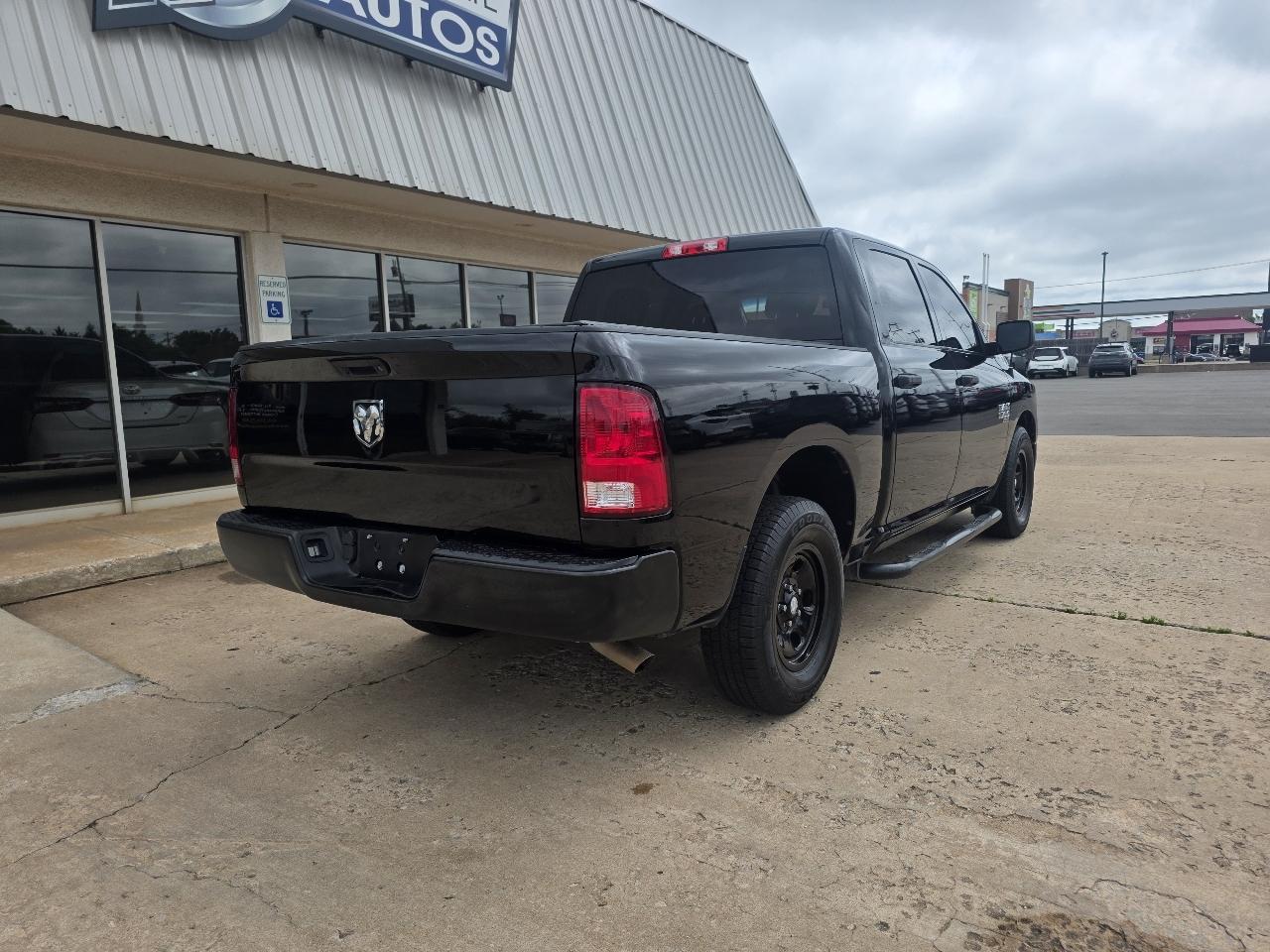 RAM 1500 Classic Tradesman 4x2 Crew Cab 5'7" Box 2022