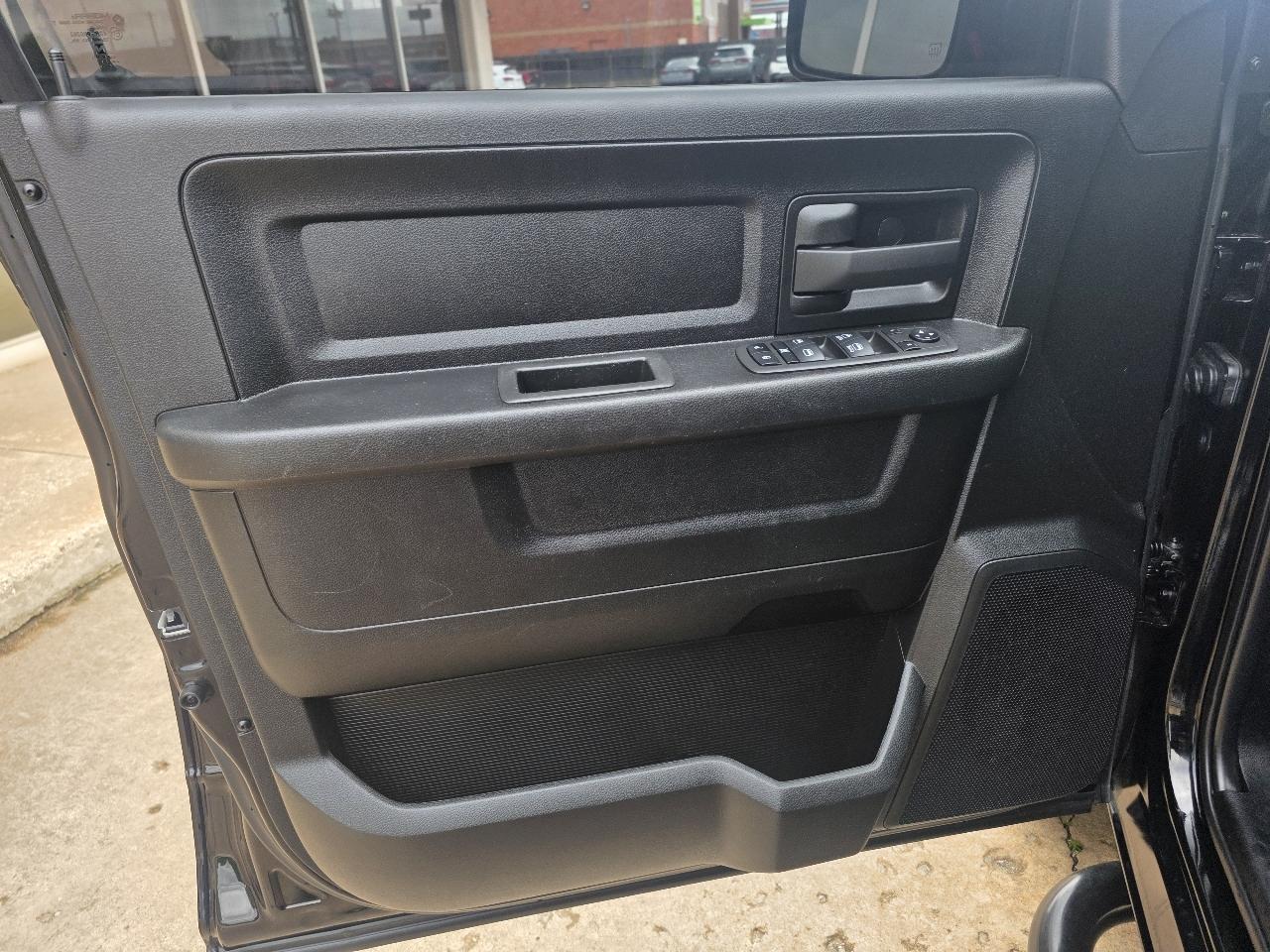 RAM 1500 Classic Tradesman 4x2 Crew Cab 5'7" Box 2022