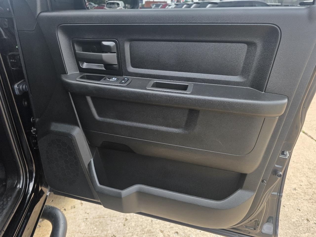RAM 1500 Classic Tradesman 4x2 Crew Cab 5'7" Box 2022