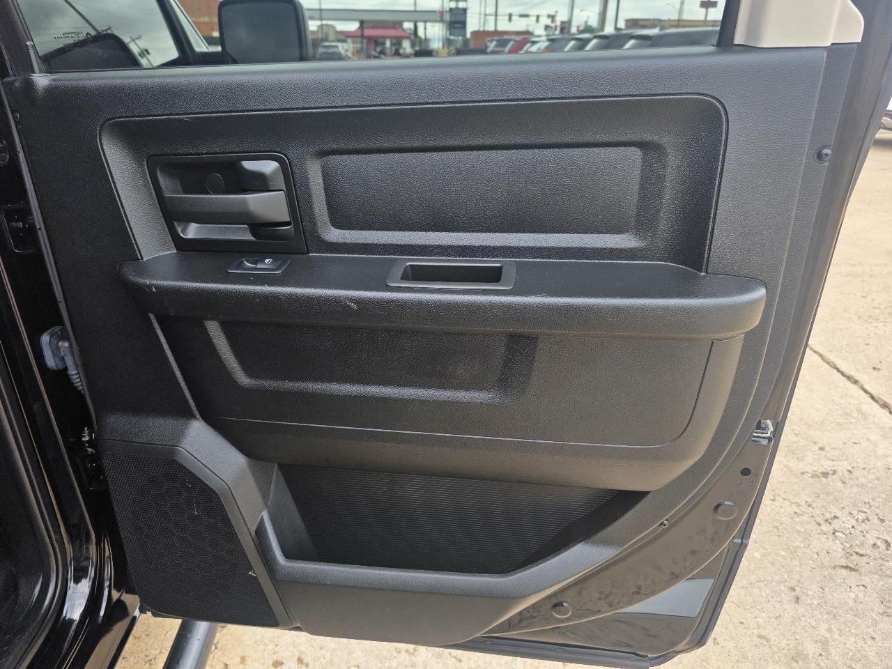 RAM 1500 Classic Tradesman 4x2 Crew Cab 5'7" Box 2022