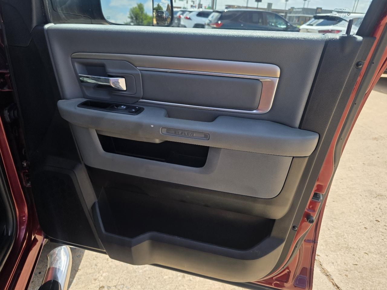 RAM 1500 Big Horn 4x4 Crew Cab 5'7" Box 2017