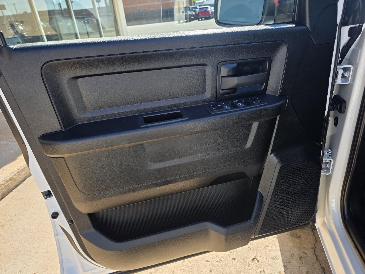 RAM 1500 Classic Tradesman 4x2 Crew Cab 5'7" Box 2022