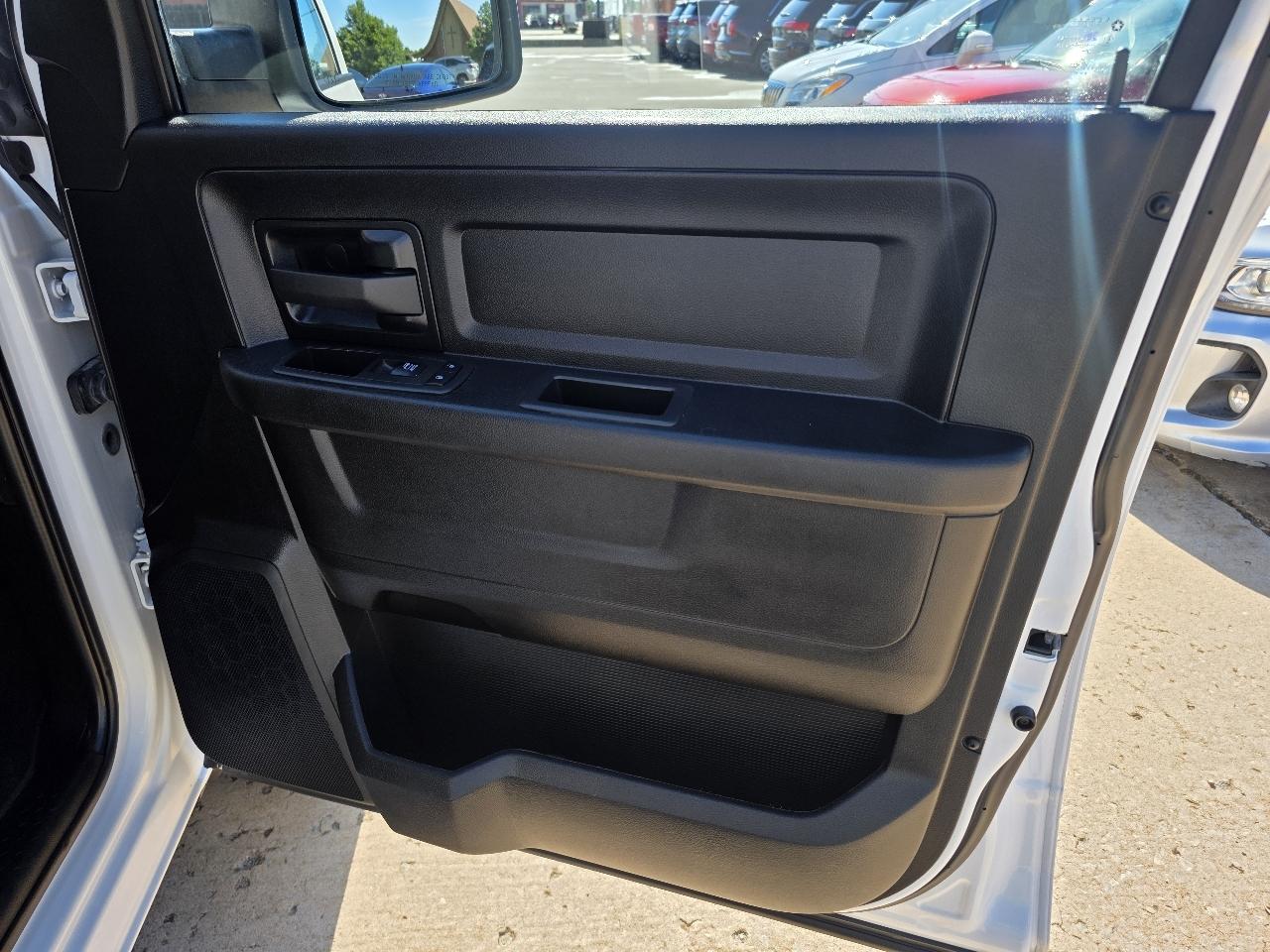 RAM 1500 Classic Tradesman 4x2 Crew Cab 5'7" Box 2022