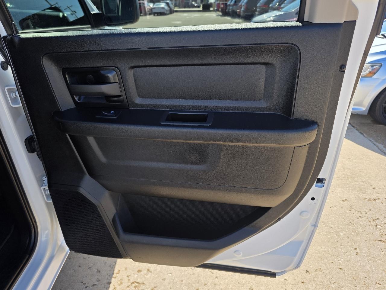 RAM 1500 Classic Tradesman 4x2 Crew Cab 5'7" Box 2022