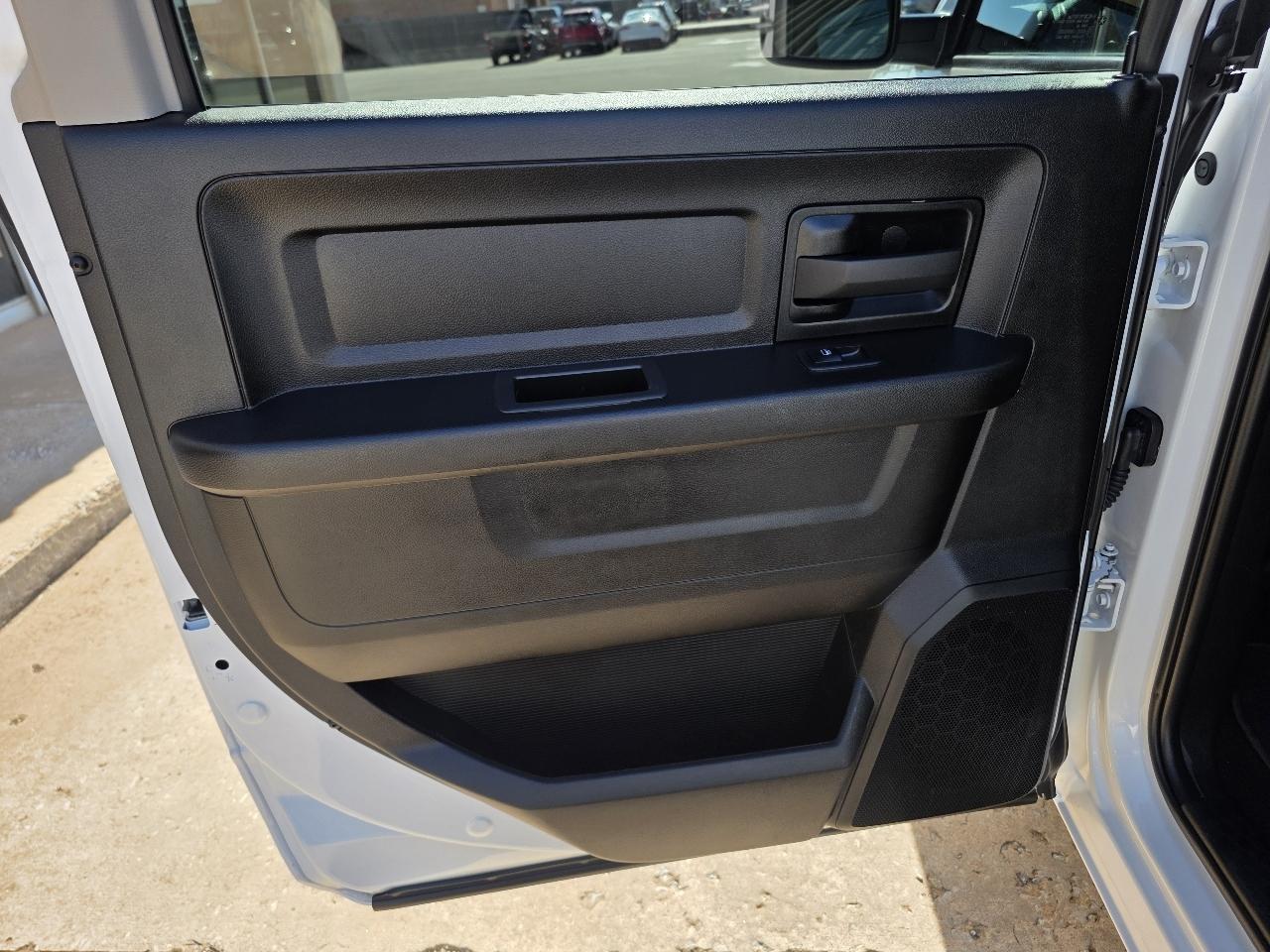 RAM 1500 Classic Tradesman 4x2 Crew Cab 5'7" Box 2022