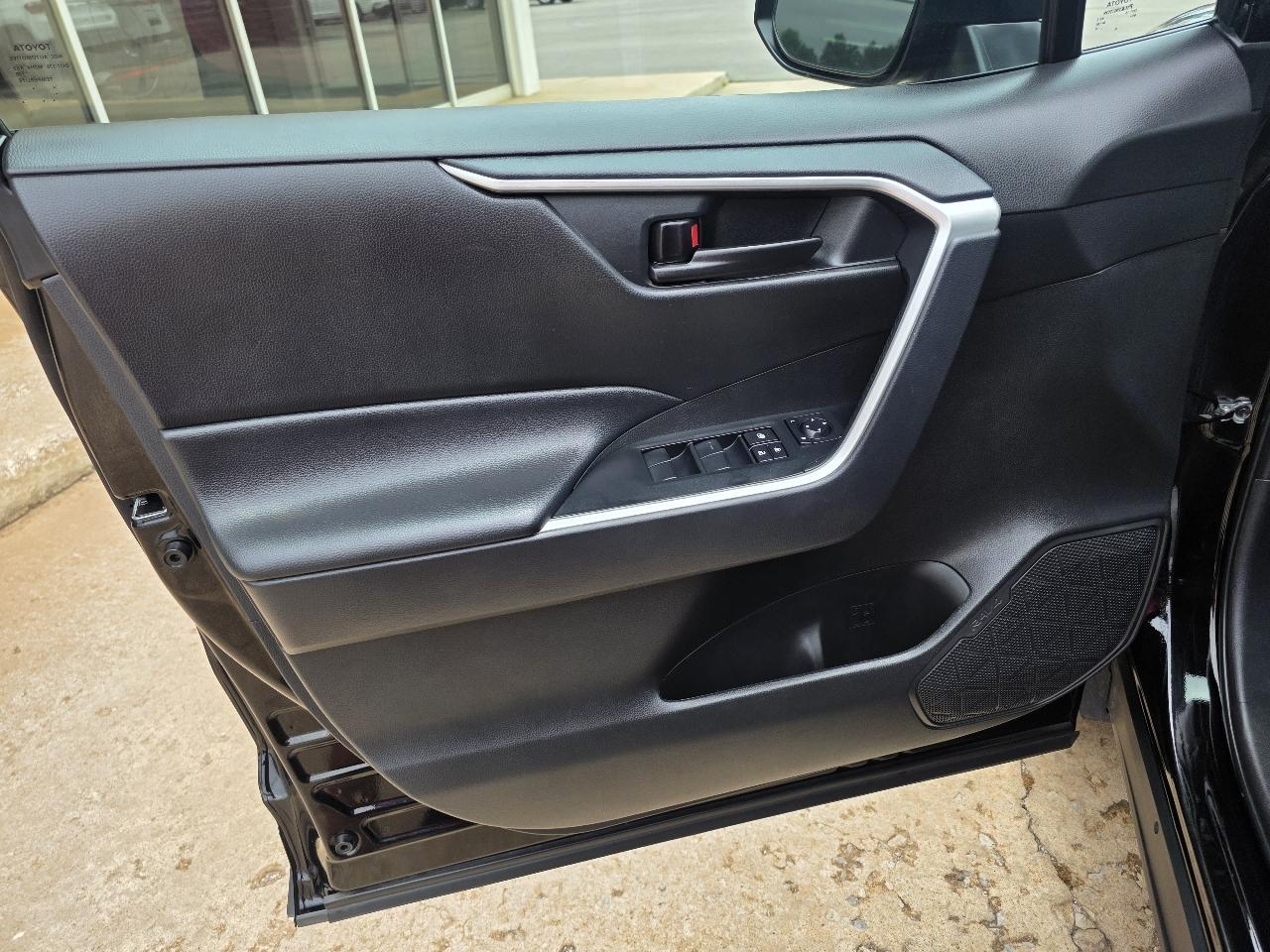Toyota RAV4 LE AWD (Natl) 2025