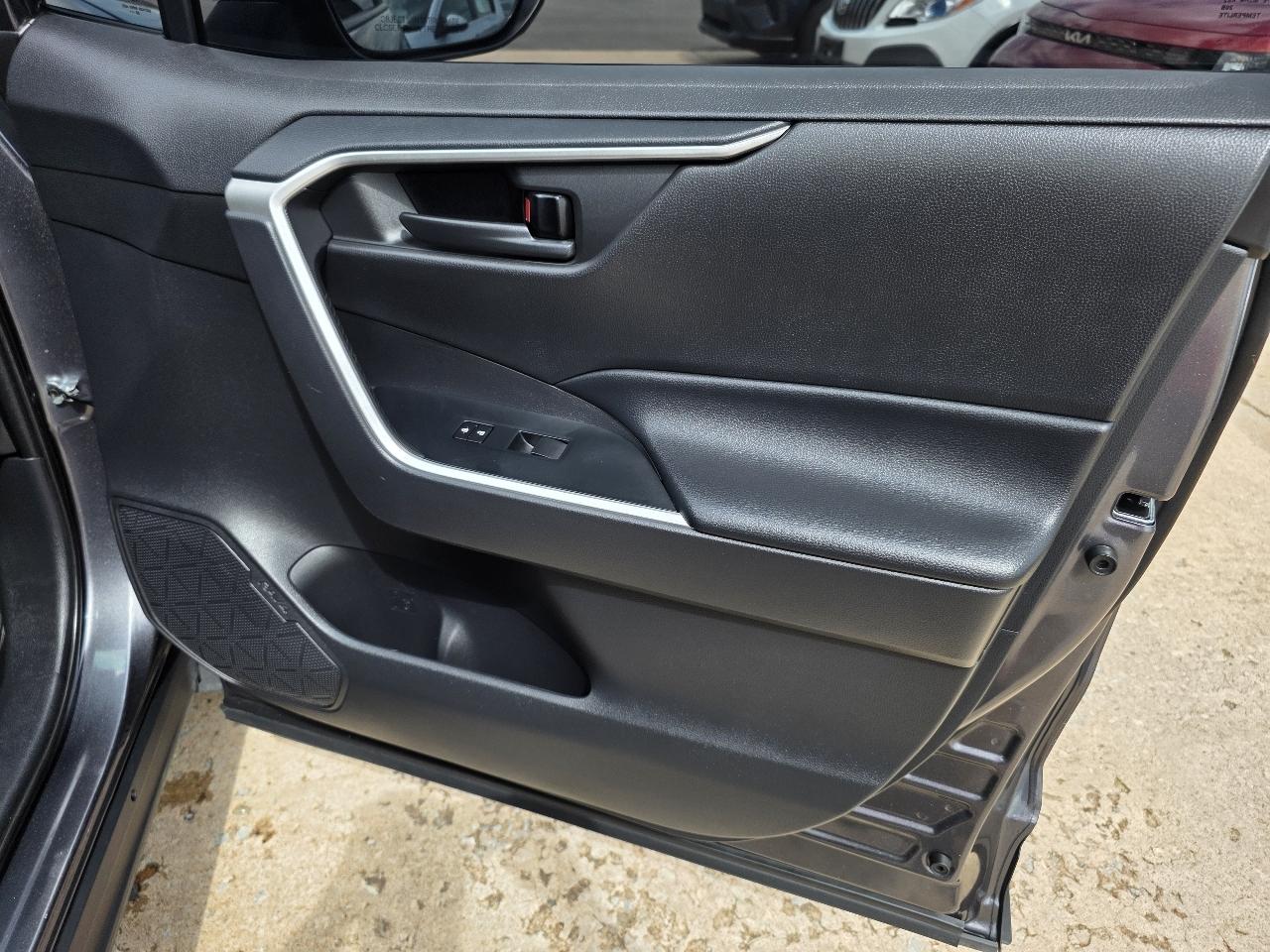 Toyota RAV4 Hybrid LE AWD (Natl) 2021