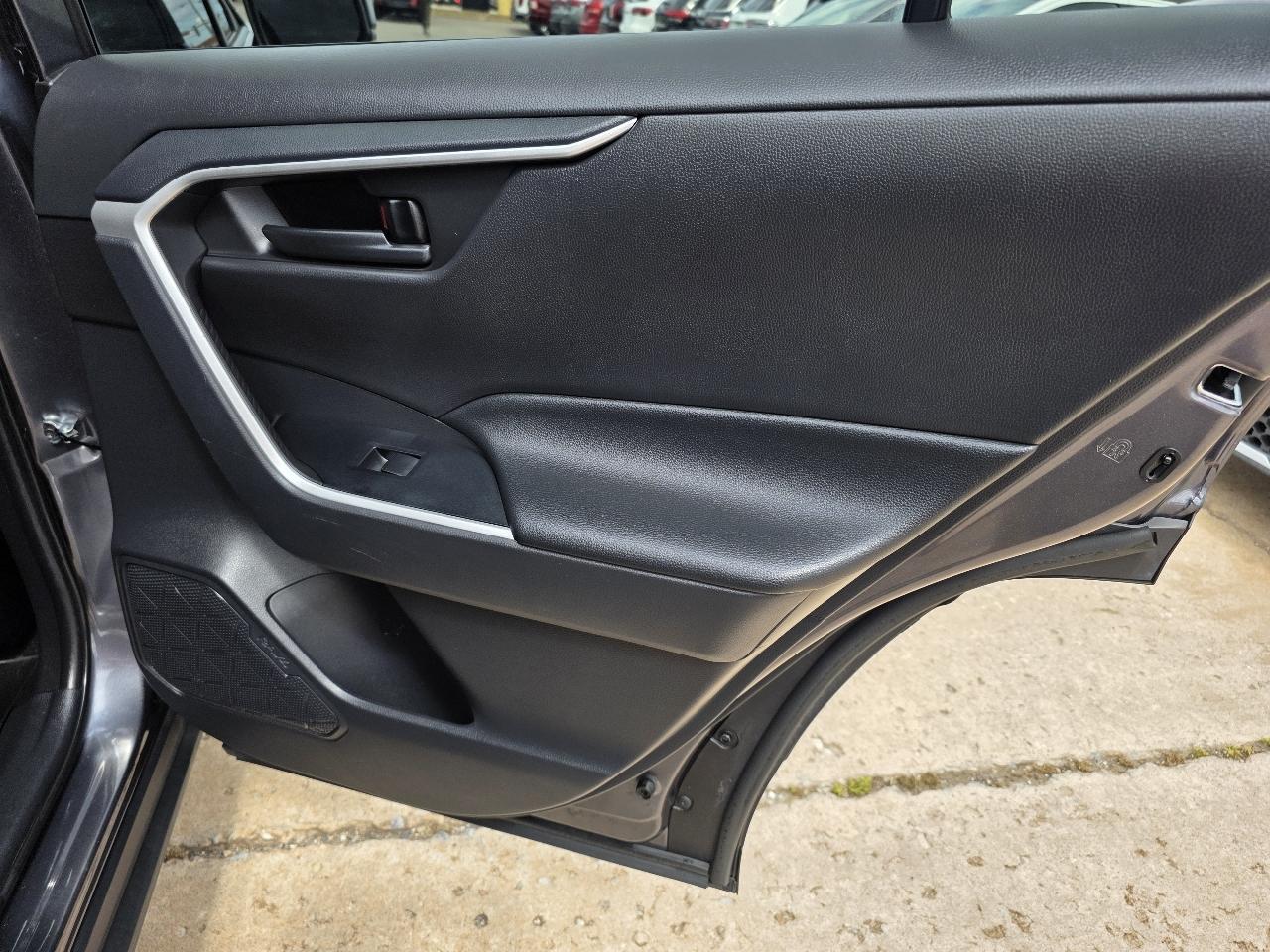 Toyota RAV4 Hybrid LE AWD (Natl) 2021