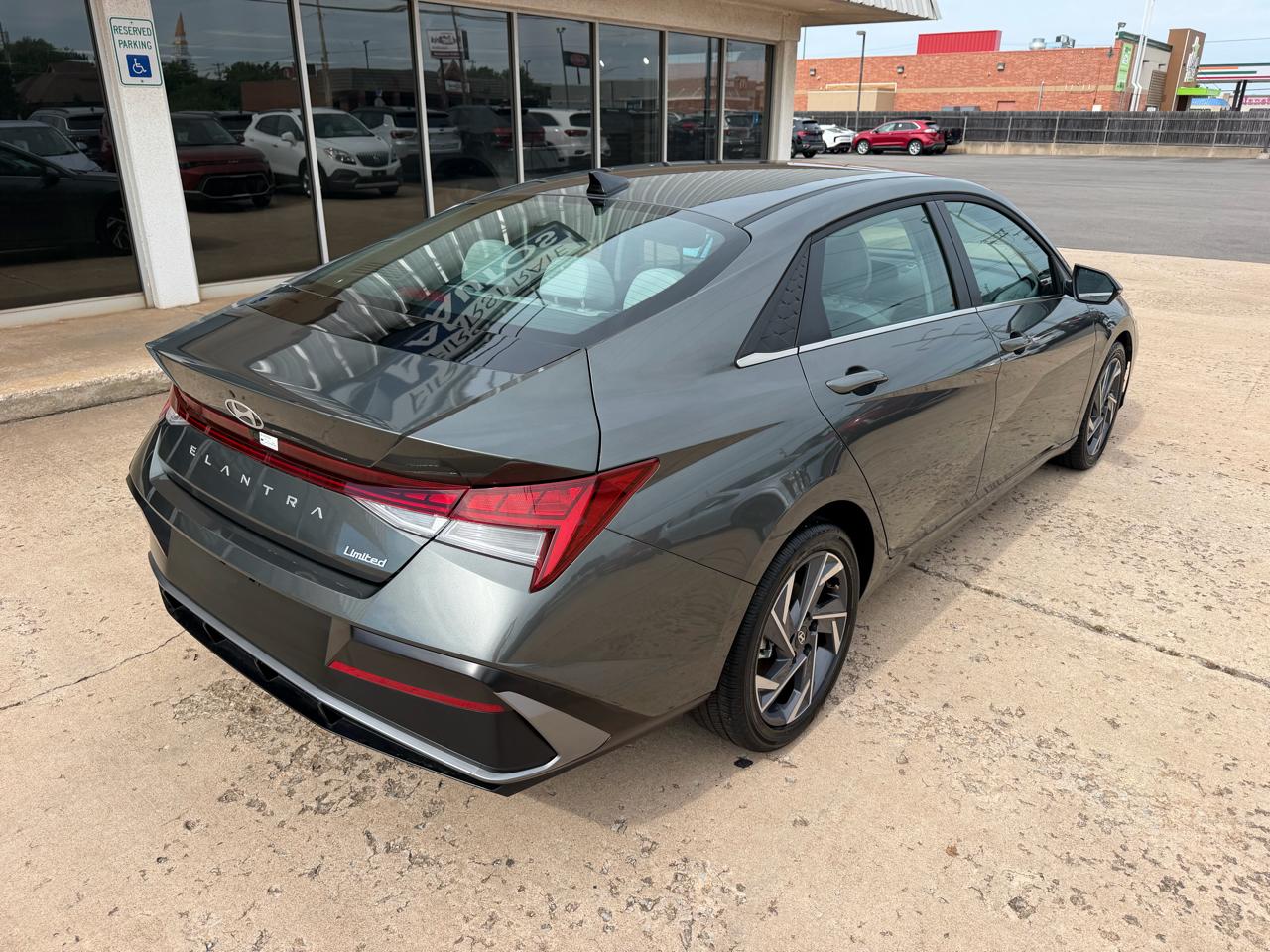 Hyundai Elantra Limited IVT 2025