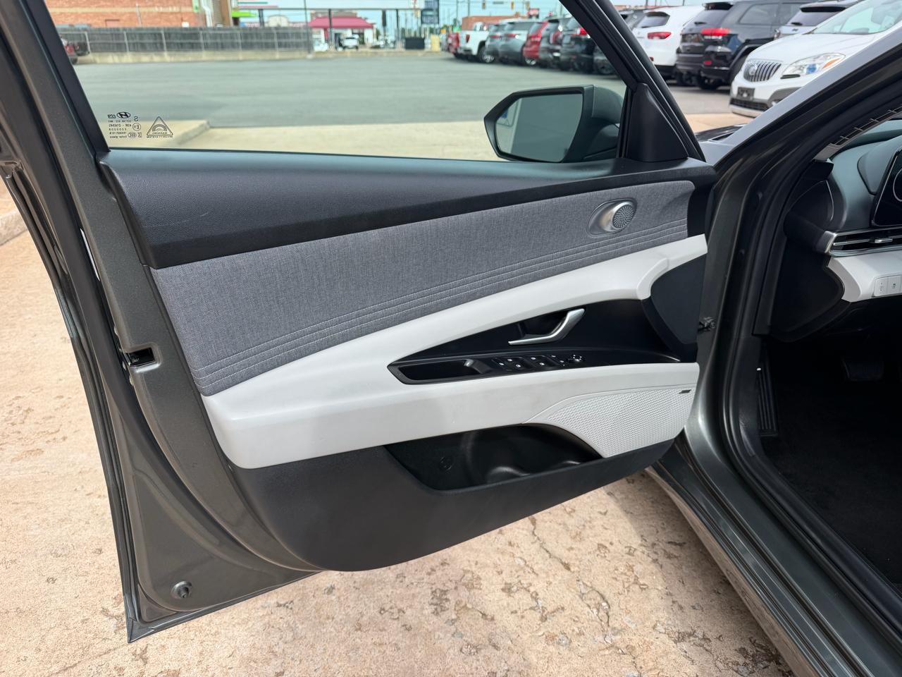Hyundai Elantra Limited IVT 2025