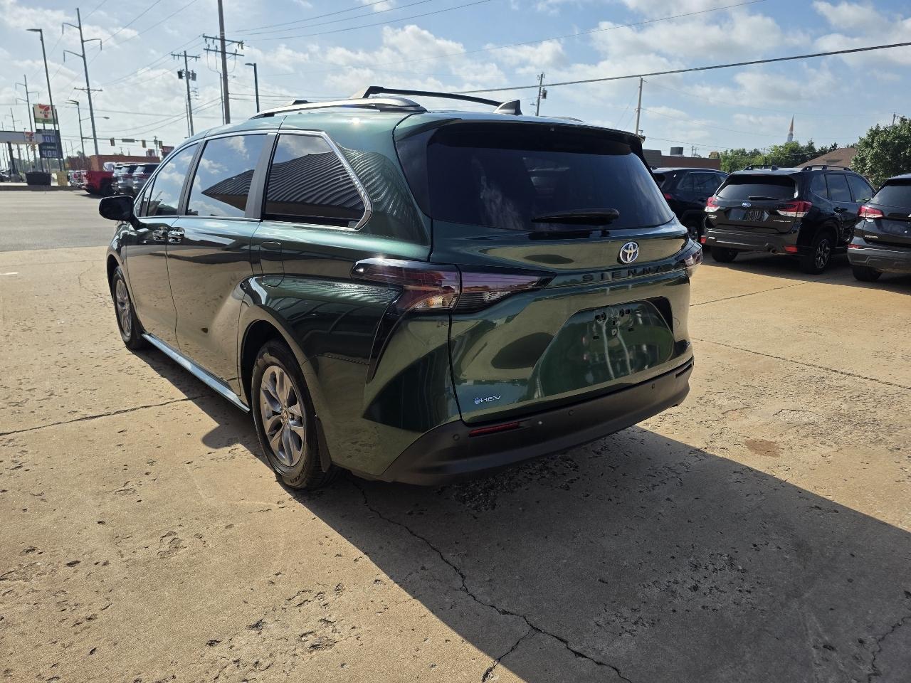 Toyota Sienna XLE FWD 8-Passenger (Natl) 2025
