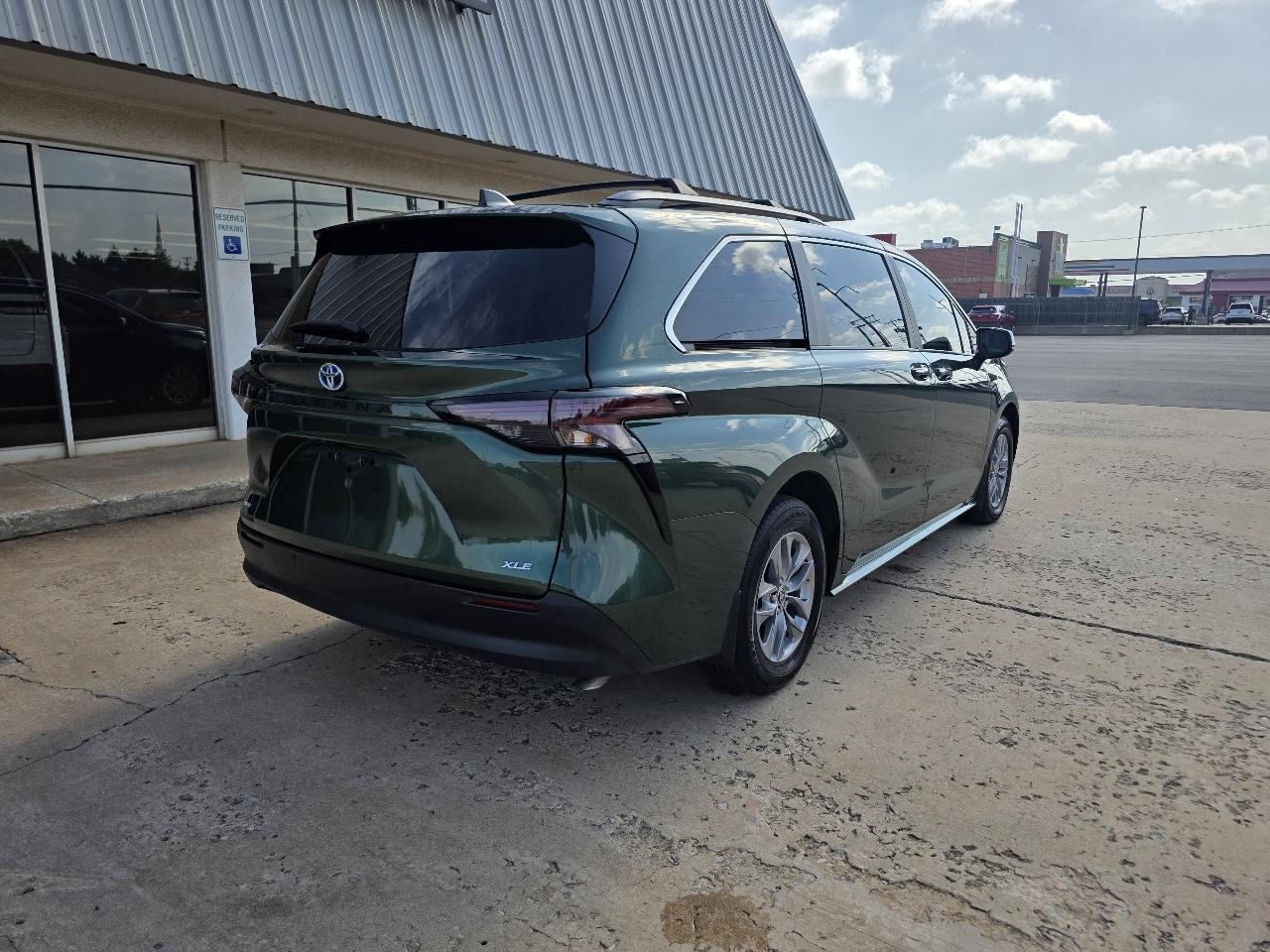 Toyota Sienna XLE FWD 8-Passenger (Natl) 2025