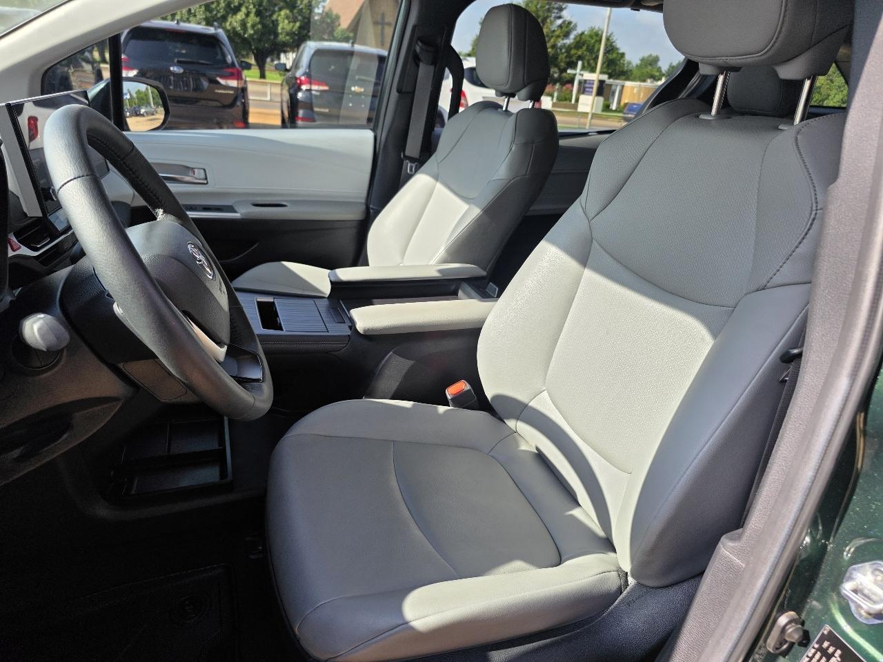 Toyota Sienna XLE FWD 8-Passenger (Natl) 2025