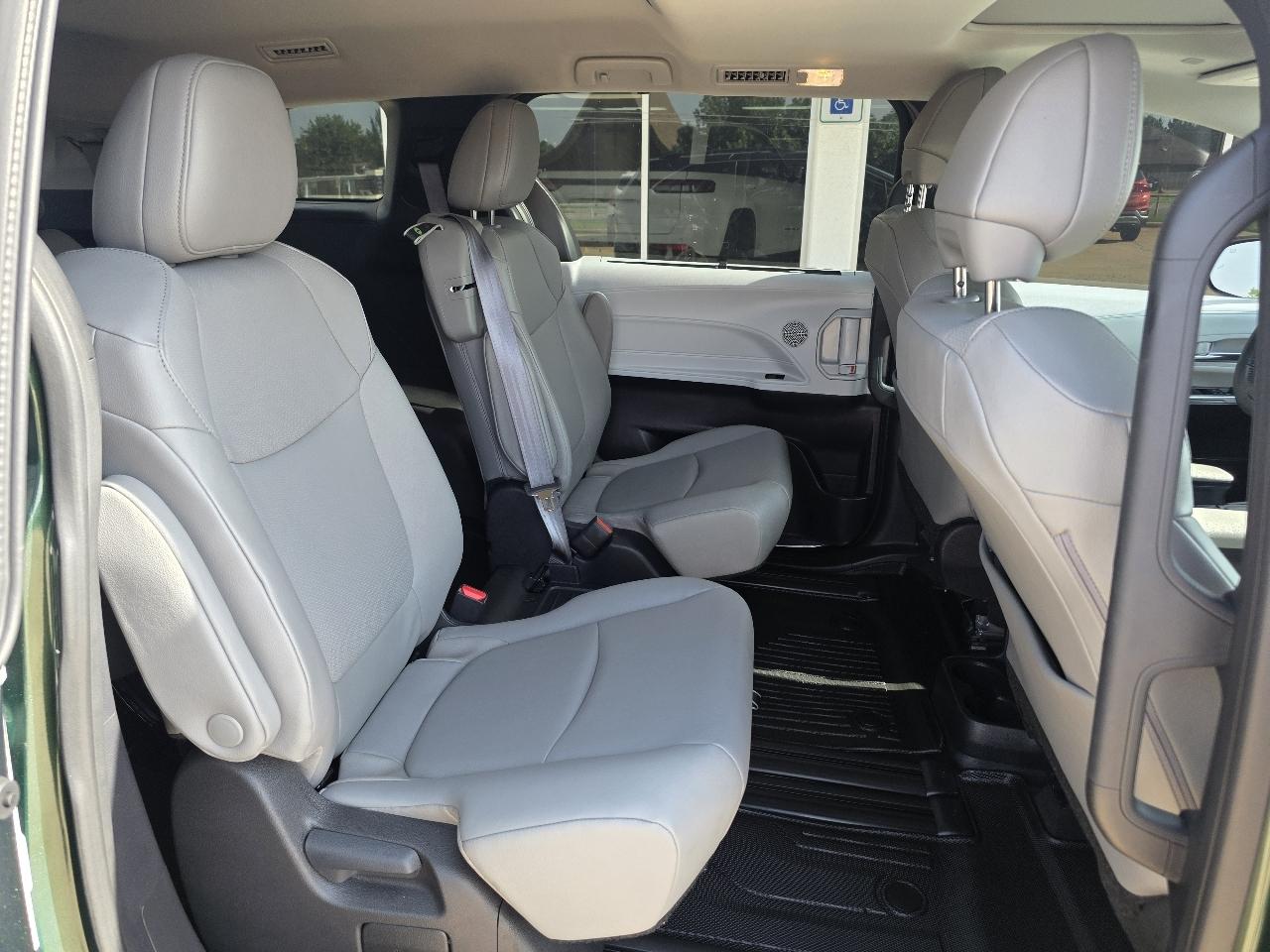Toyota Sienna XLE FWD 8-Passenger (Natl) 2025