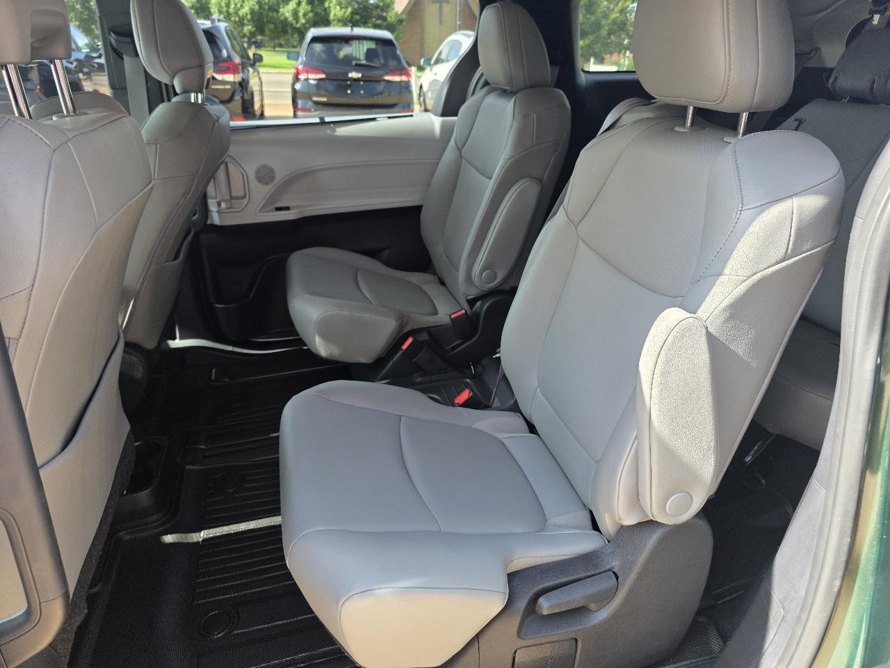 Toyota Sienna XLE FWD 8-Passenger (Natl) 2025