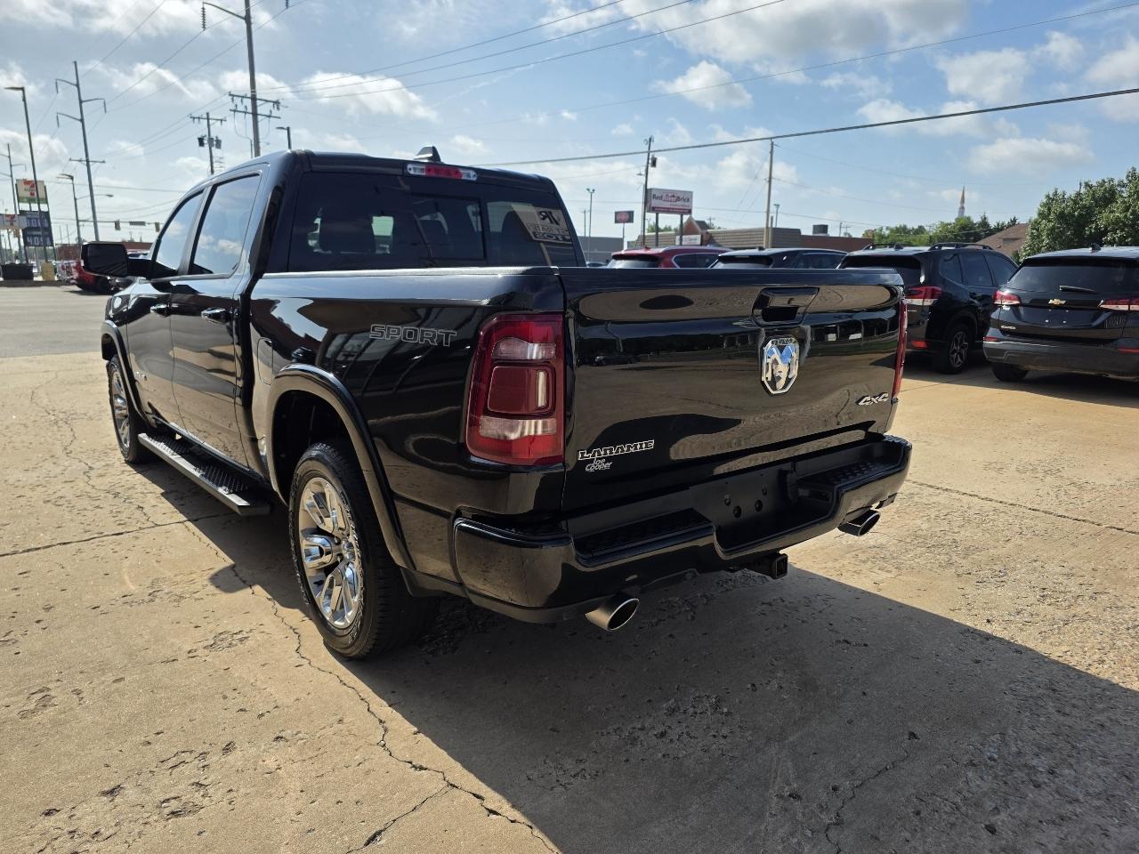 RAM 1500 Laramie 4x4 Crew Cab 5'7" Box 2022
