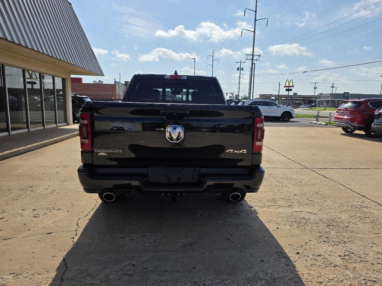 RAM 1500 Laramie 4x4 Crew Cab 5'7" Box 2022