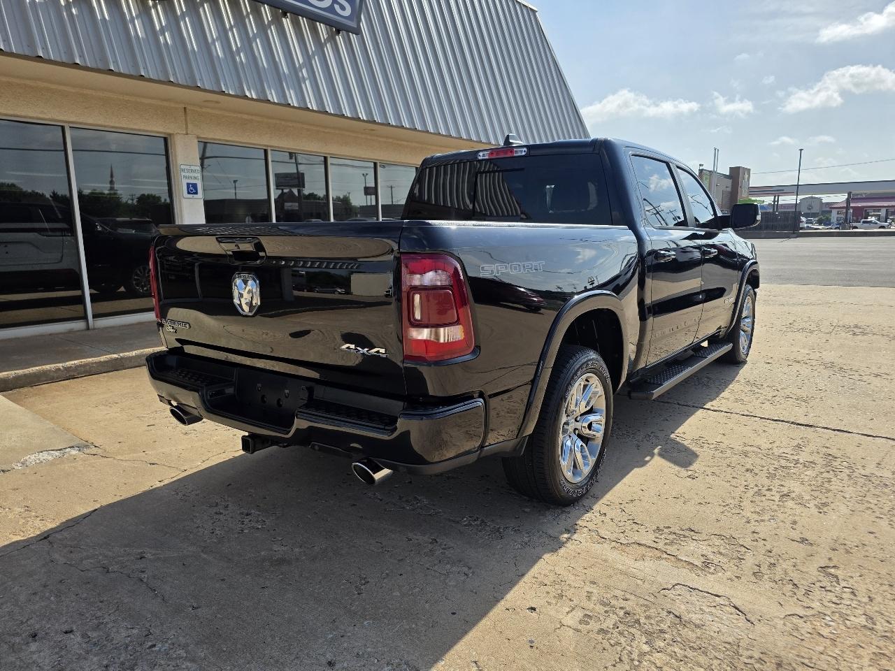 RAM 1500 Laramie 4x4 Crew Cab 5'7" Box 2022