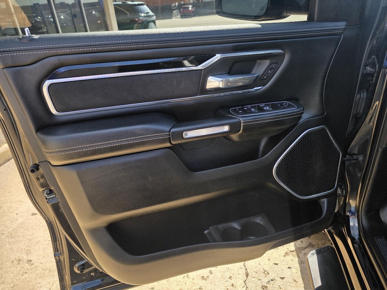 RAM 1500 Laramie 4x4 Crew Cab 5'7" Box 2022