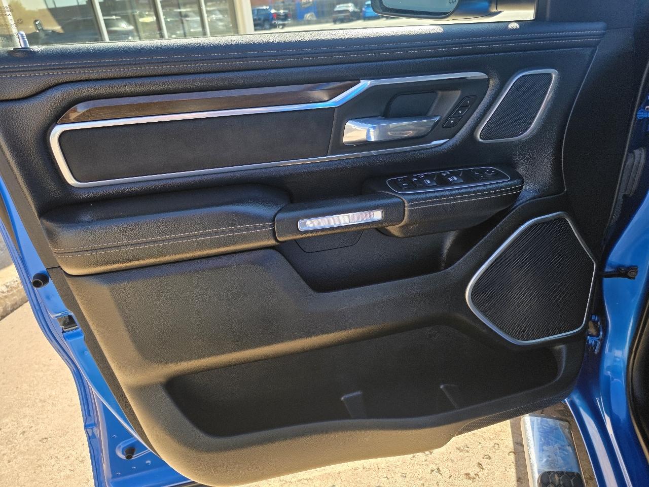 RAM 1500 Laramie 4x4 Crew Cab 5'7" Box 2022