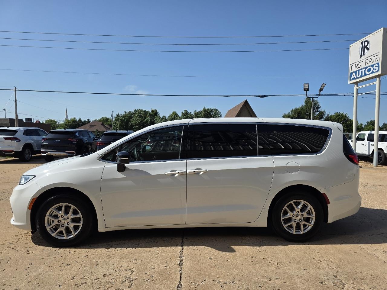 Chrysler Pacifica Select FWD 2025