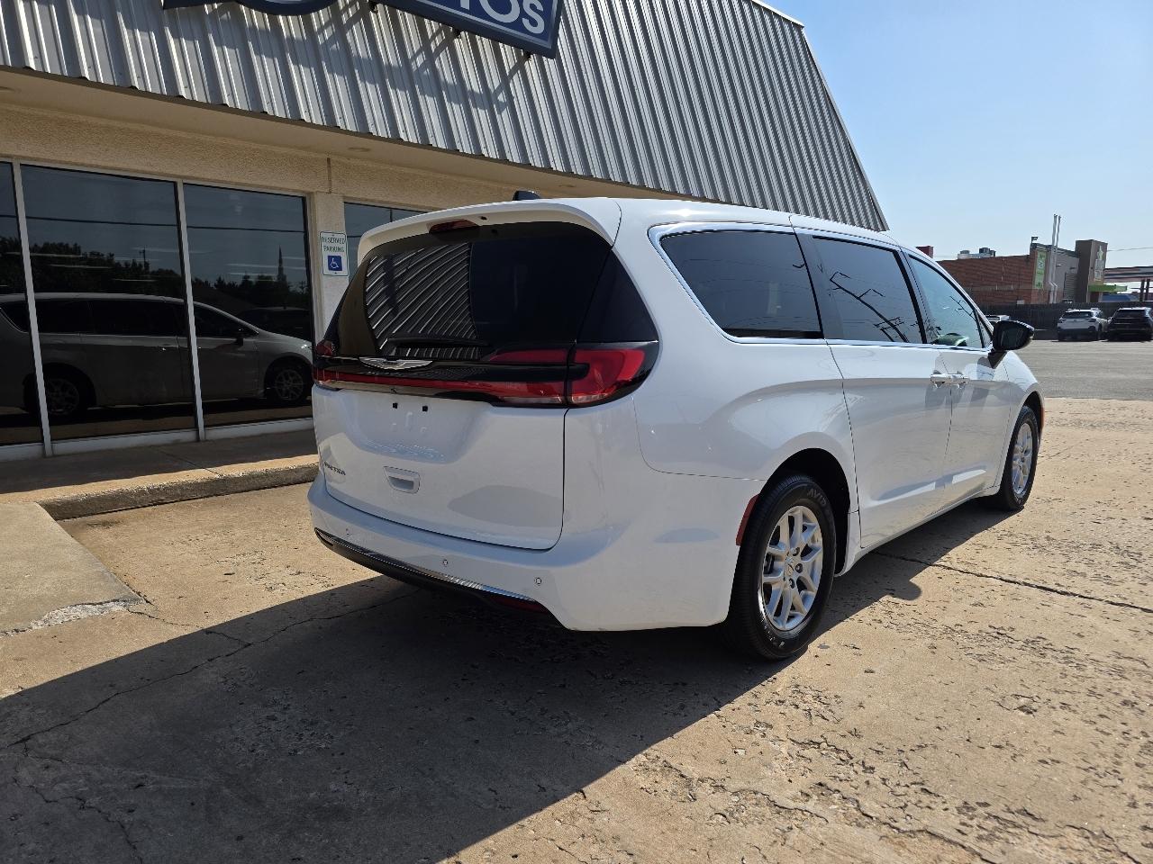Chrysler Pacifica Select FWD 2025