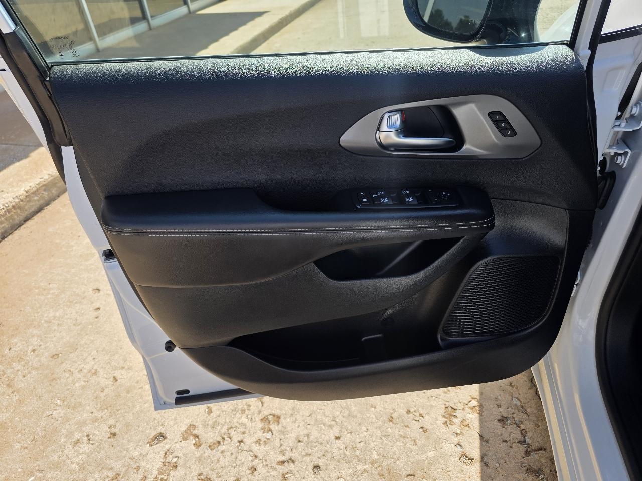 Chrysler Pacifica Select FWD 2025
