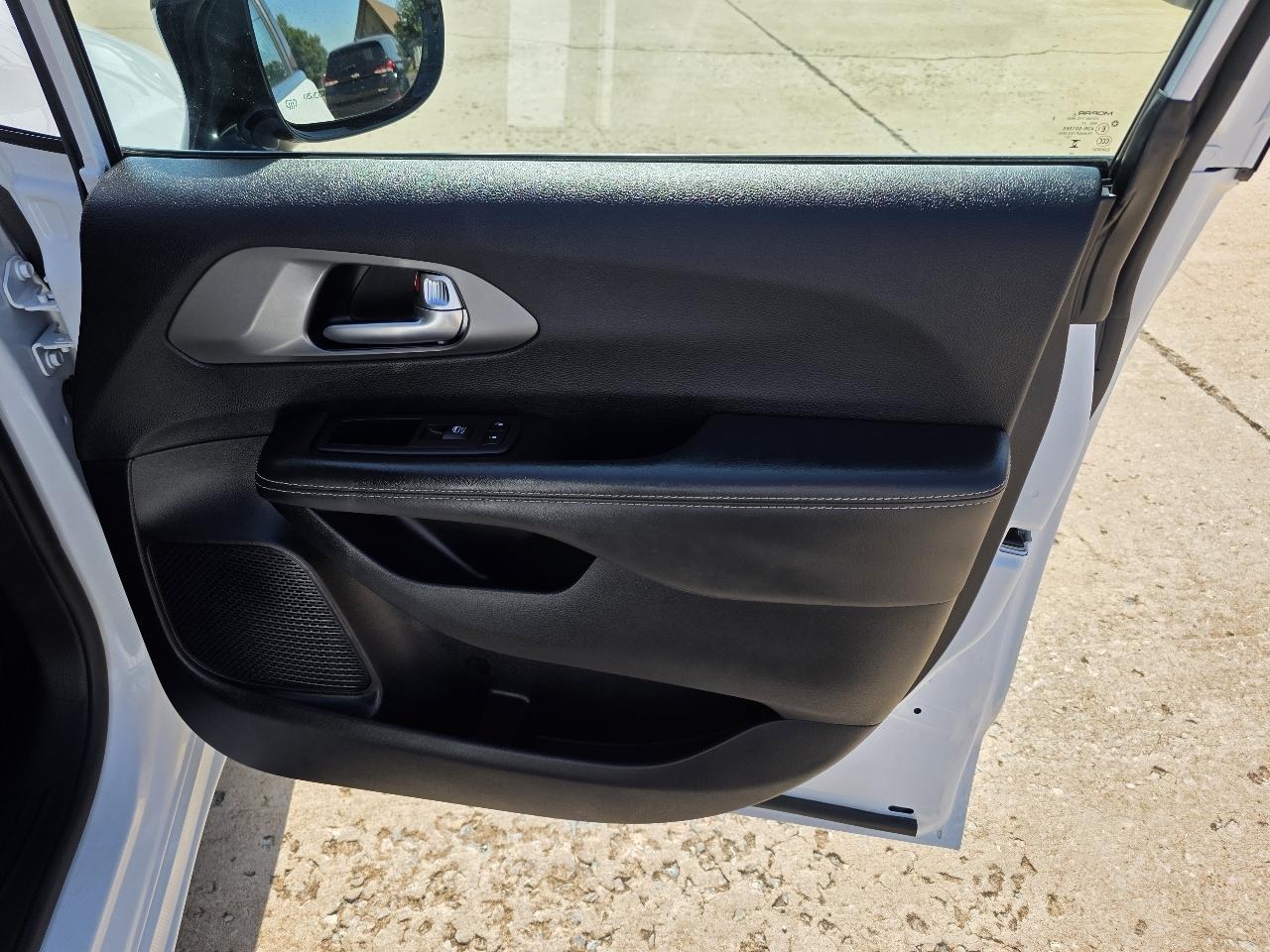 Chrysler Pacifica Select FWD 2025