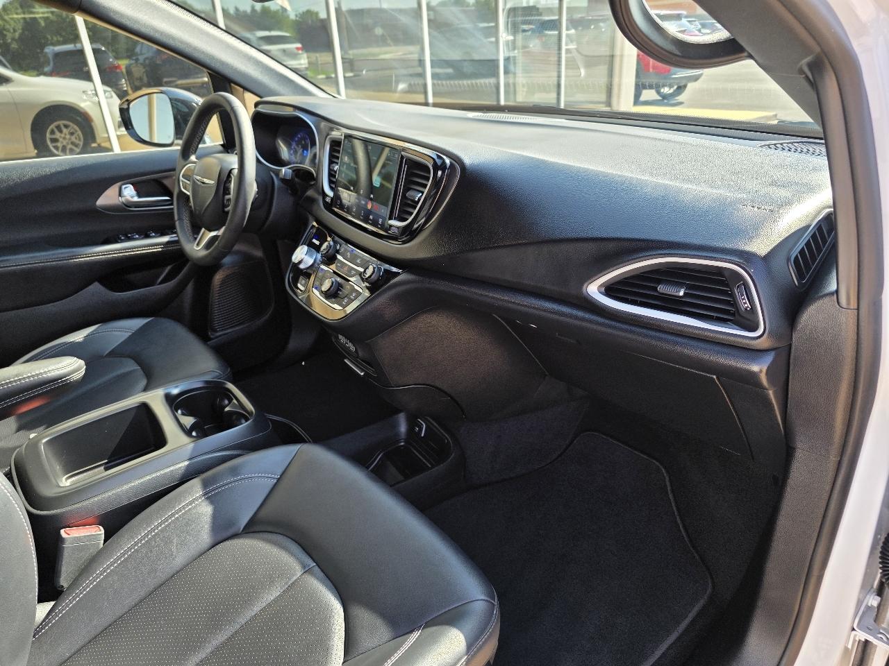 Chrysler Pacifica Select FWD 2025