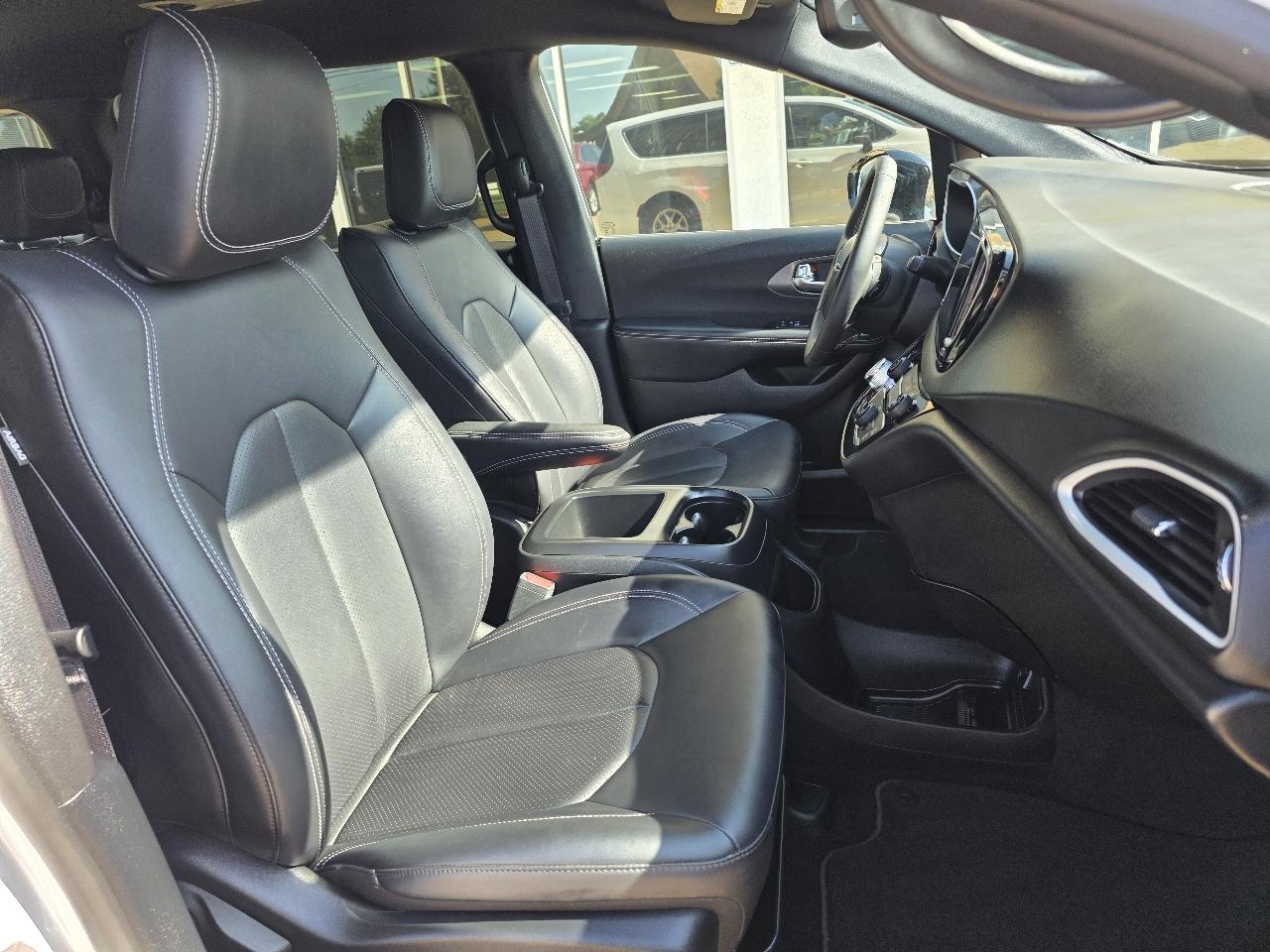 Chrysler Pacifica Select FWD 2025